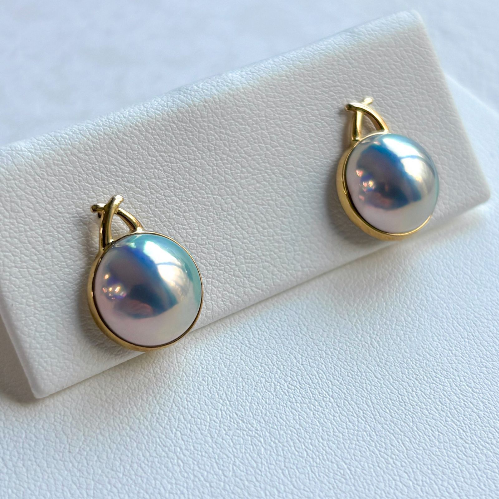 マベパール 奄美大島 K18ピアス ブルー/紫系 ラウンド 鮮やかな干渉色