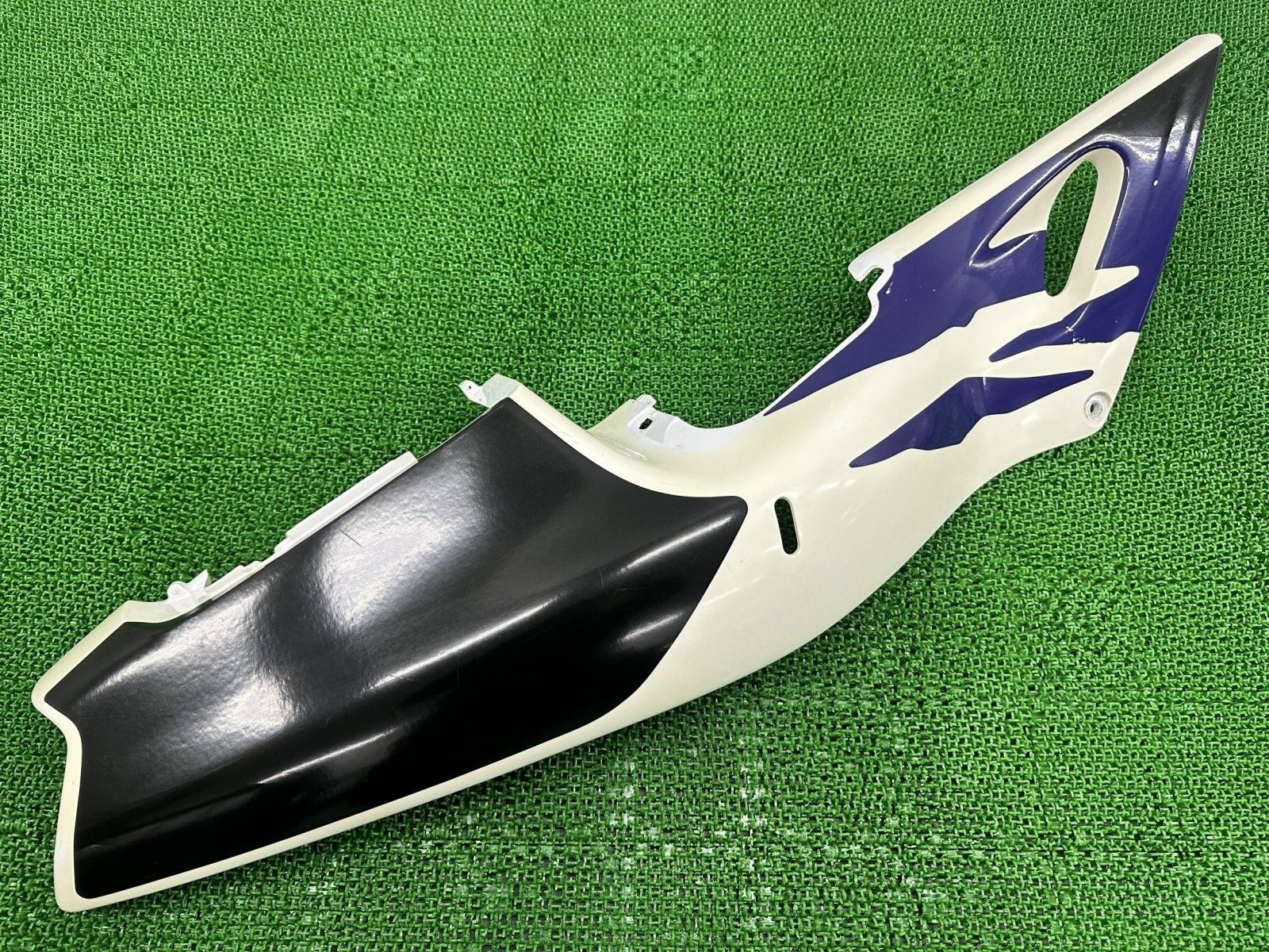 RVF400 シートカウル 右 白 MR8 ホンダ 純正 中古 バイク 部品 NC35