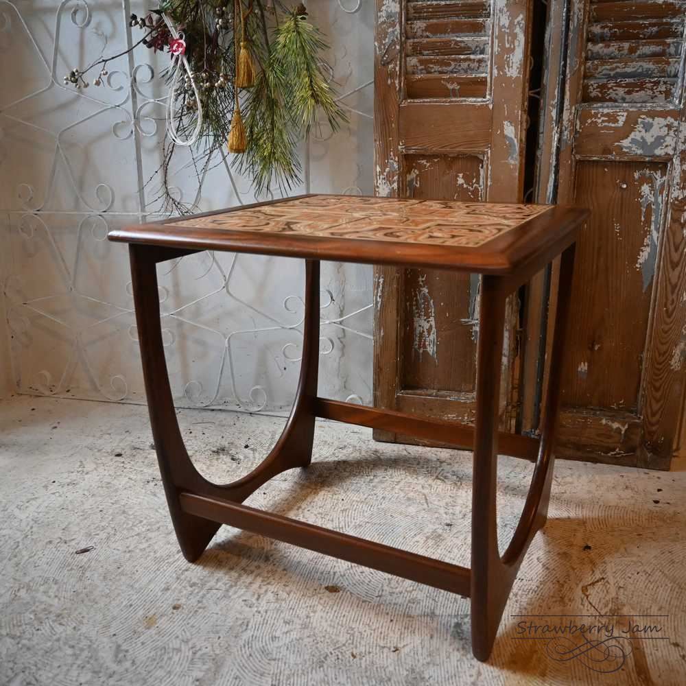 タイルトップセンターテーブル　アンティーク　イギリスG-PLAN 送料込み ジープラン（G-plan ）タイルトップテーブル 商品番号【021018