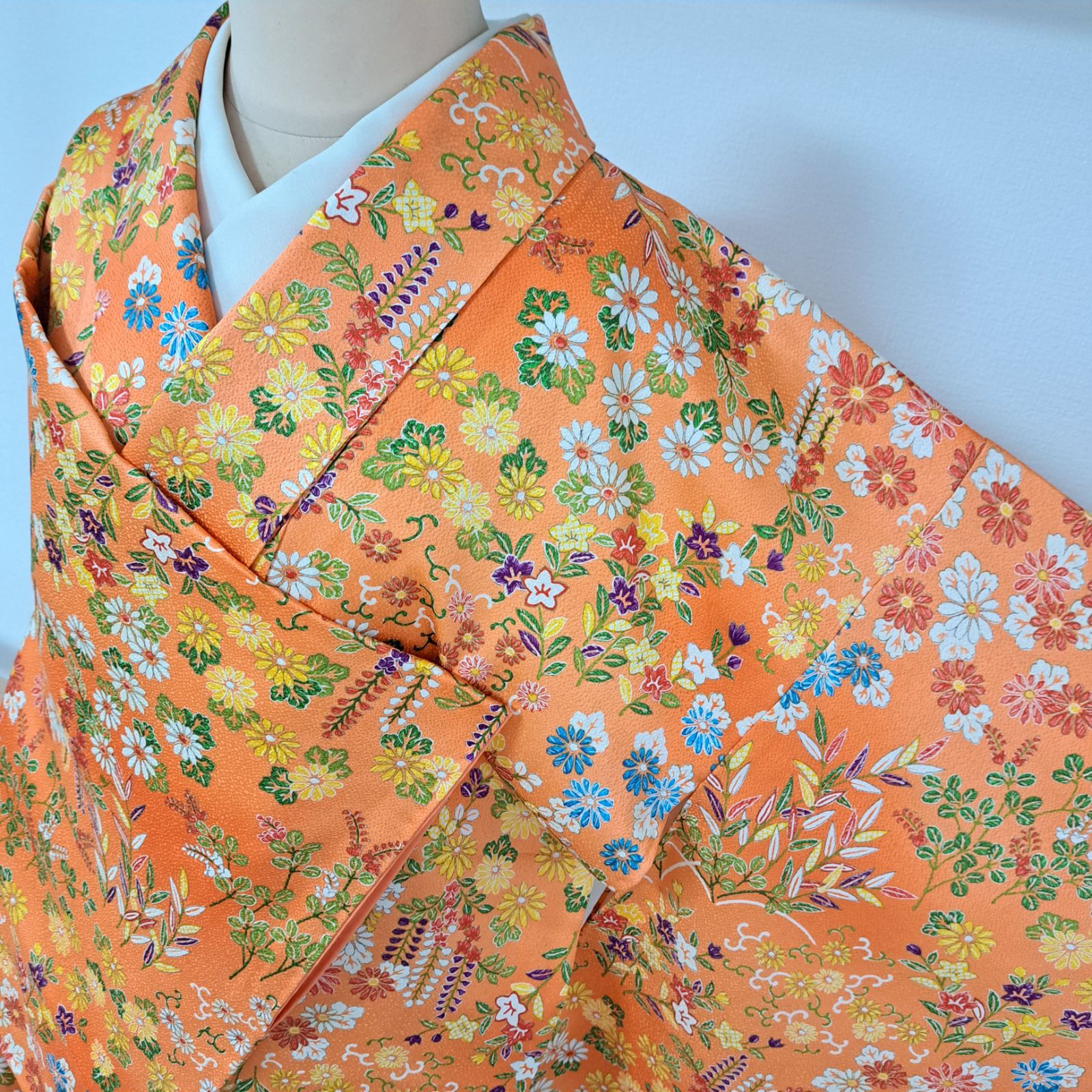 小紋】裄64.5 身丈161 袖49 正絹と思われる 袷 オレンジ色に四季花柄