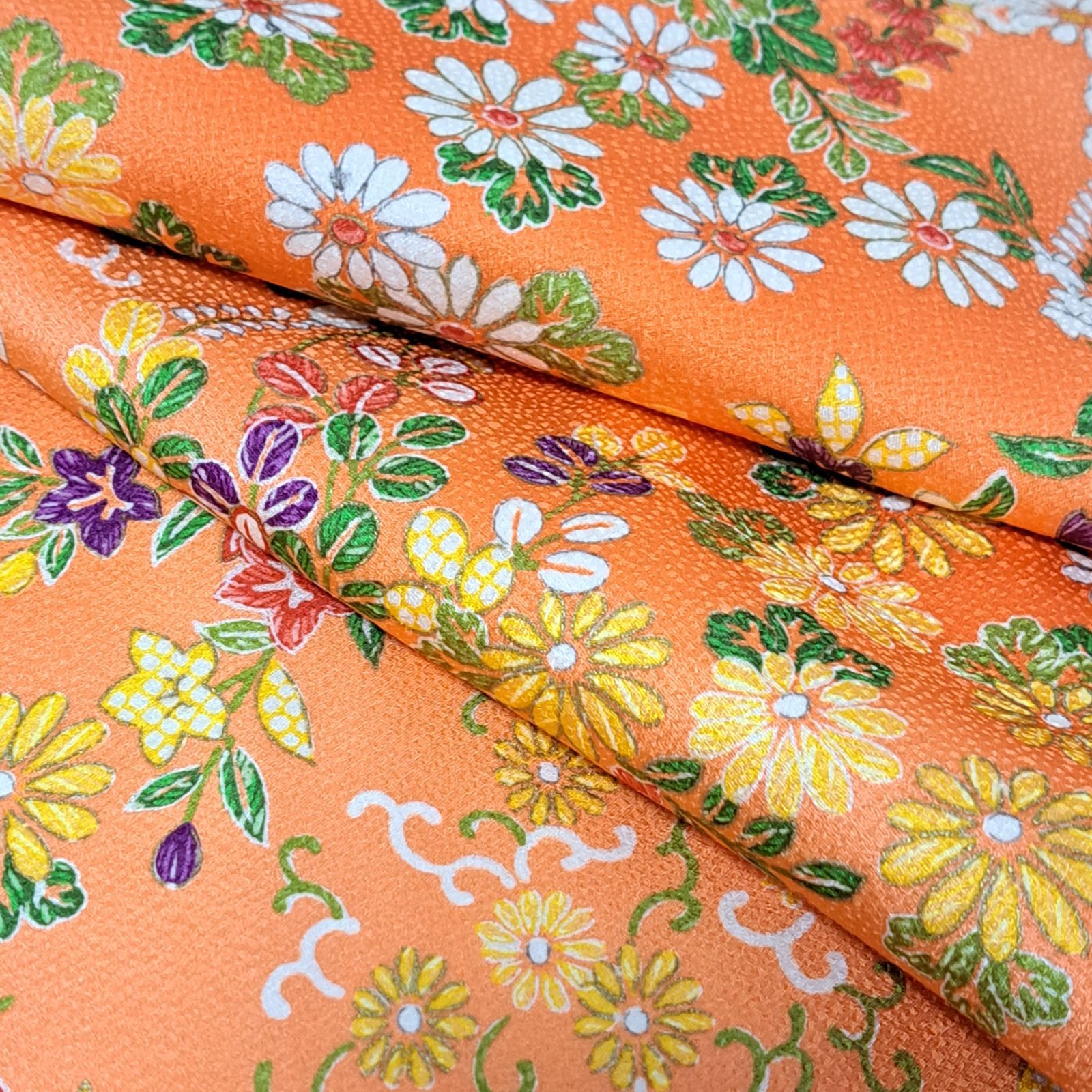 小紋】裄64.5 身丈161 袖49 正絹と思われる 袷 オレンジ色に四季花柄