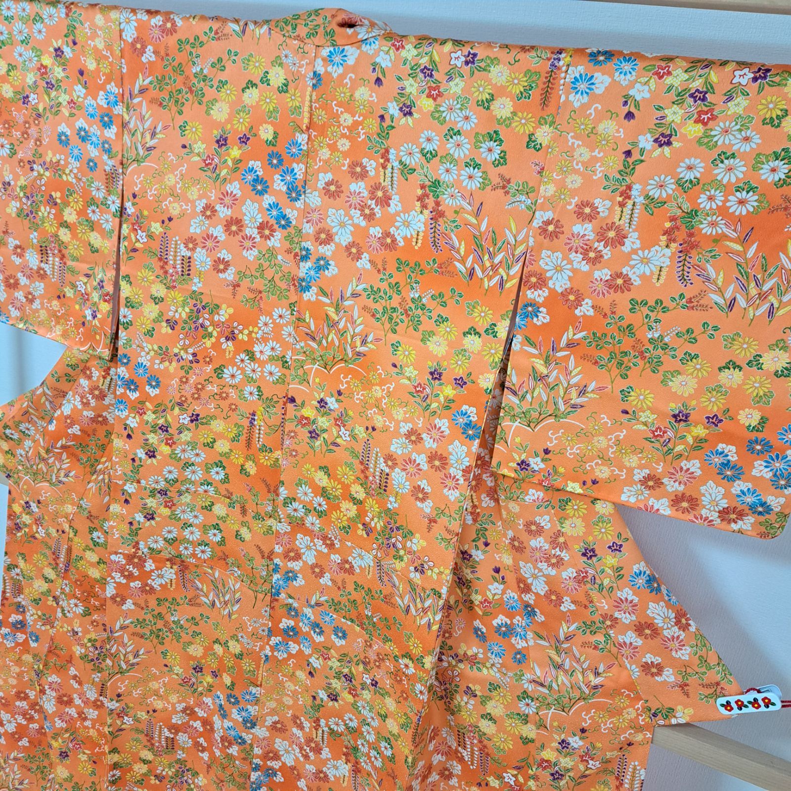 小紋】裄64.5 身丈161 袖49 正絹と思われる 袷 オレンジ色に四季花柄
