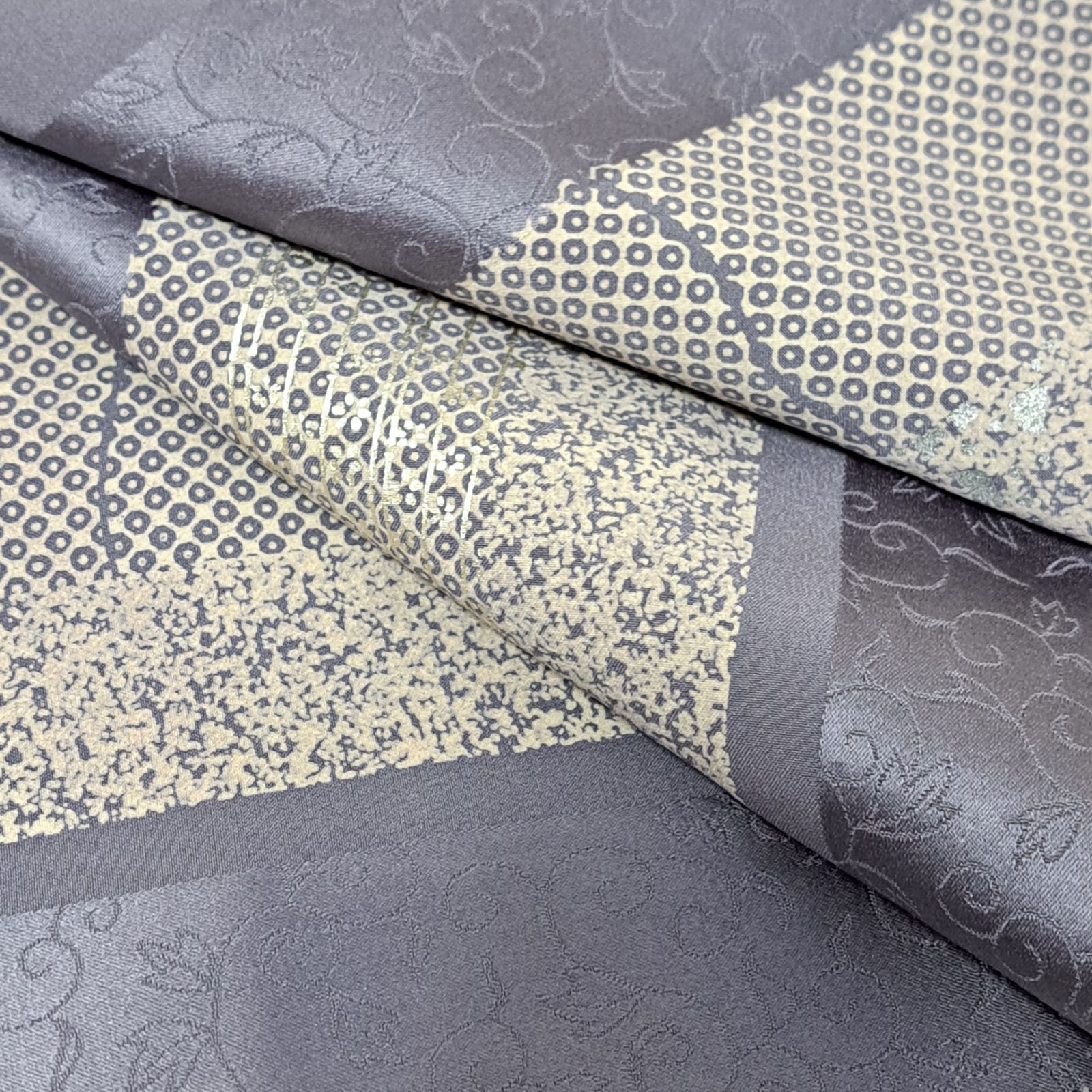 色無地フルセット　着物　正絹　作家物　二代目　清次郎　グレー　裾地紋模様　k4 色無地フルセット 着物 正絹 作家物 二代目 清次郎 グレー 裾地紋模様 k4