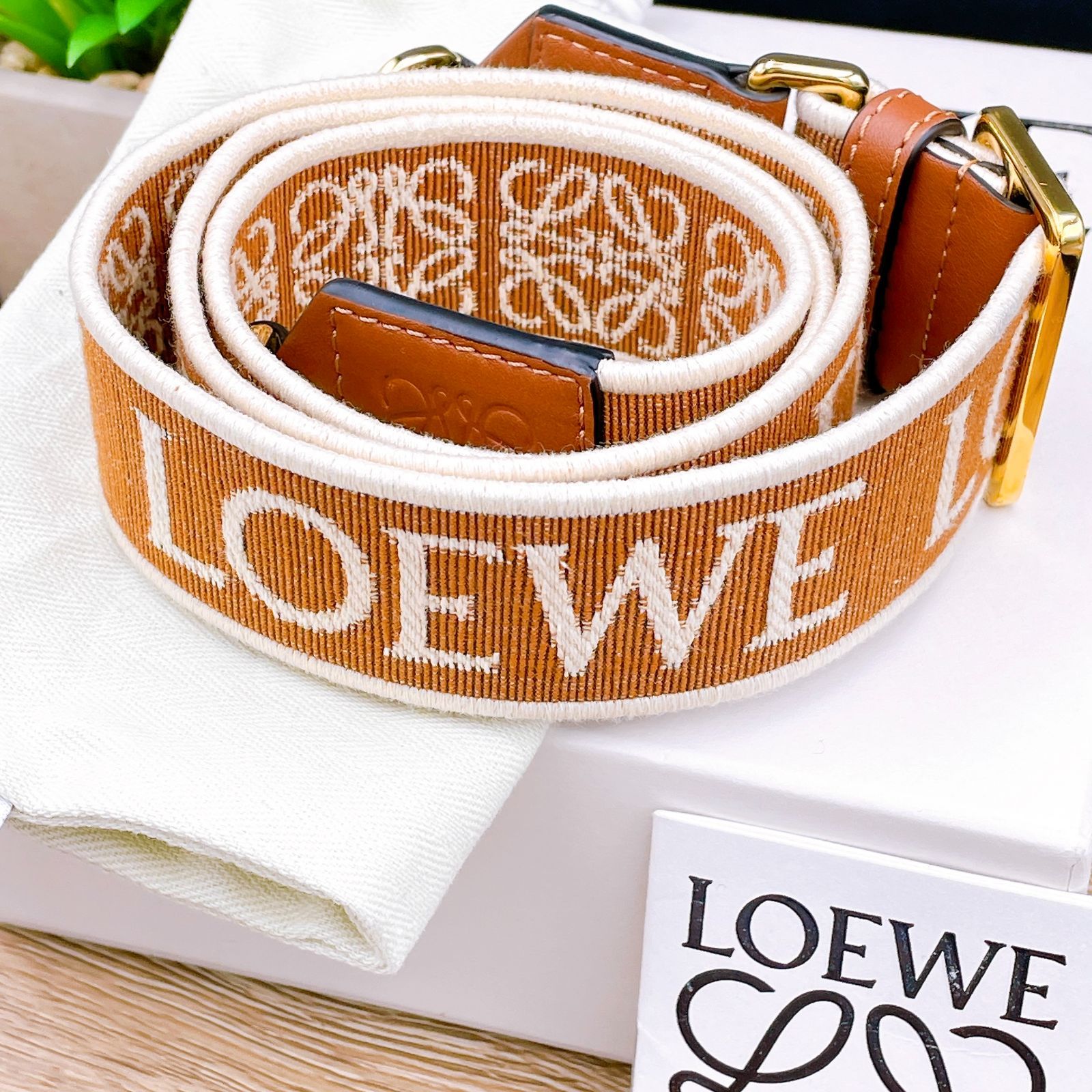 LOEWE ロエベ ショルダーストラップ アナグラム　ブラウン　ゴールド金具 ロエベ LOEWE ロゴ アナグラム ショルダーストラップ ブラウン