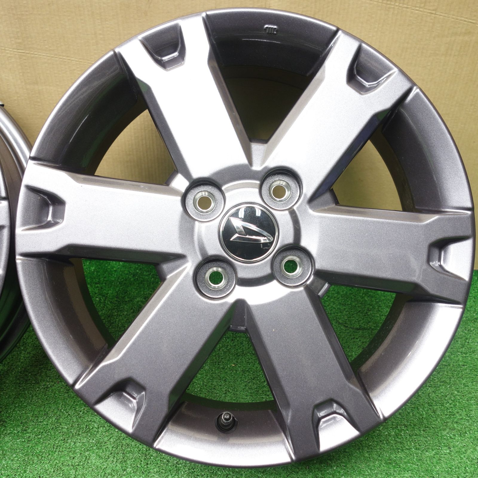 新車外し‼︎ タフト　純正 15インチホイール　グレー　センターオーナメント付き① 新車外し‼︎送料込み‼︎ タフト 純正ホイール シルバー センター