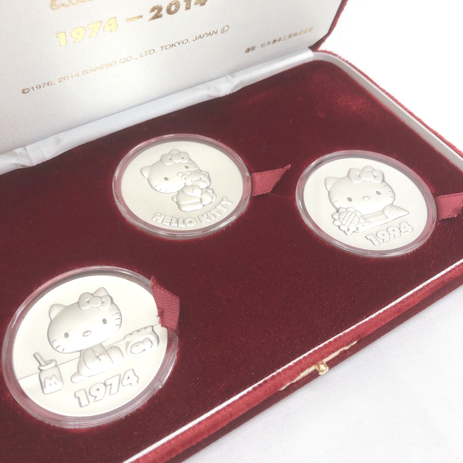 ハローキティ 40周年記念 ヒストリーメダル 純銀製3枚セット - メルカリ