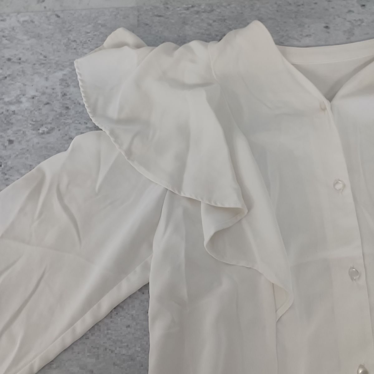 カーラ⭐︎CARLAホワイト ボタン付き長袖トップス新品未使用 カーラ⭐︎CARLAホワイト ボタン付き長袖トップス新品未使用 カーラ