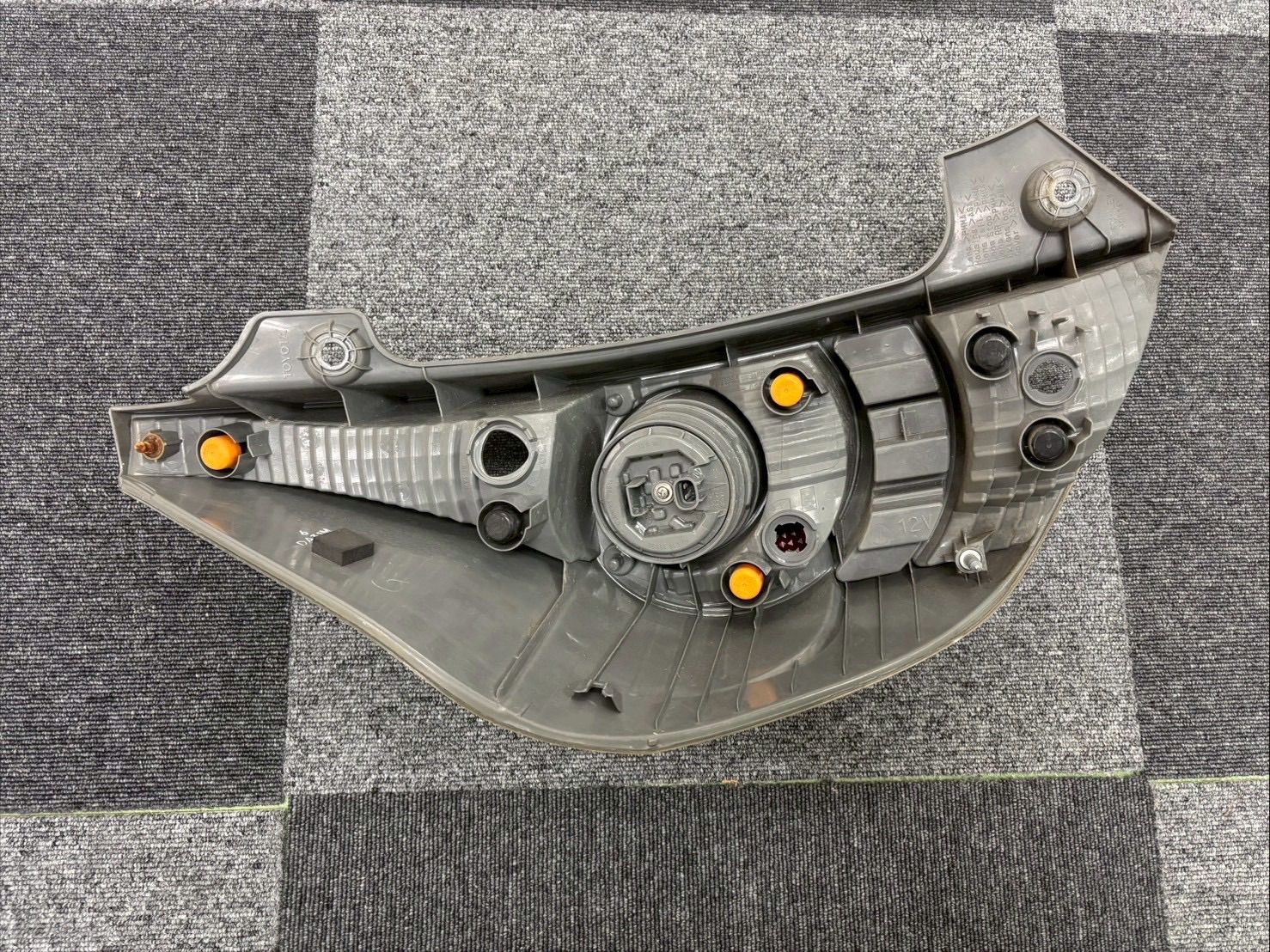 2511-151-02 トヨタ NHP10 アクア 前期 純正 右 テールライト