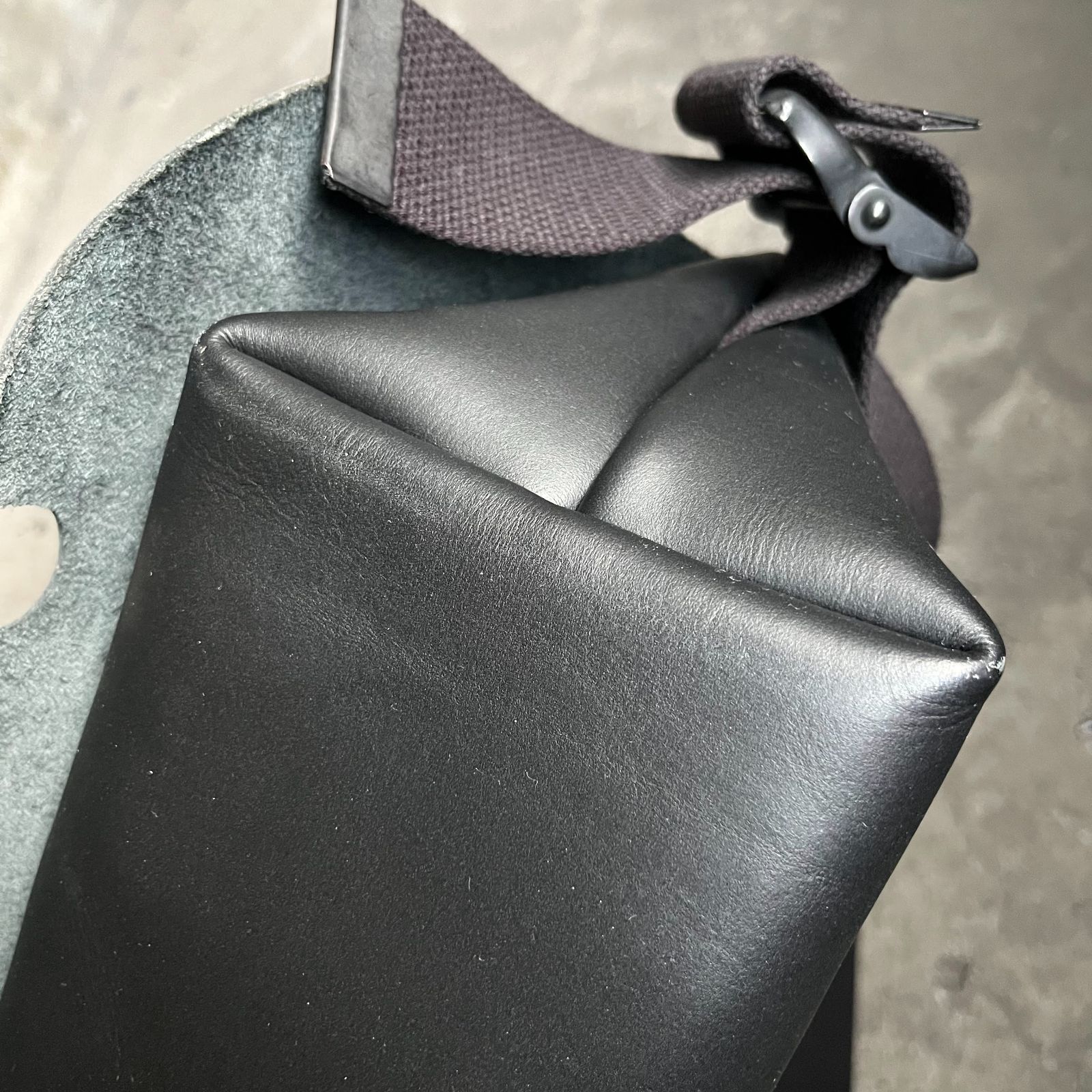 Uni&co. メッセンジャーバッグ S ファスナー付き ブラック