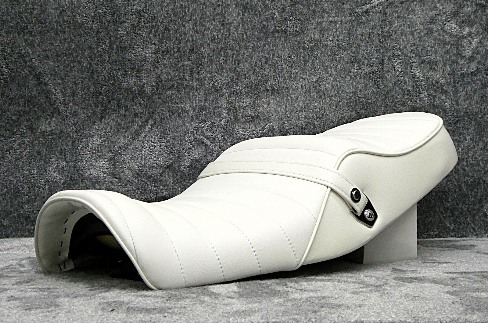 嘉*克様 NC36 新あんこ 鋲打ち E4白 カスタムシート/CB400four NC36 新あんこ 鋲打ち E4黒 カスタムシート/CB400fourチョビ三段 NC36