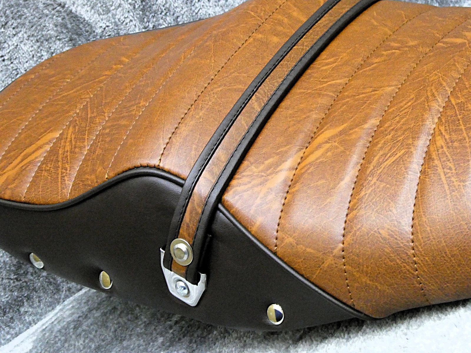 CB400four NC36鋲打ち 茶ツートン タックロールシート/完成品BROWN