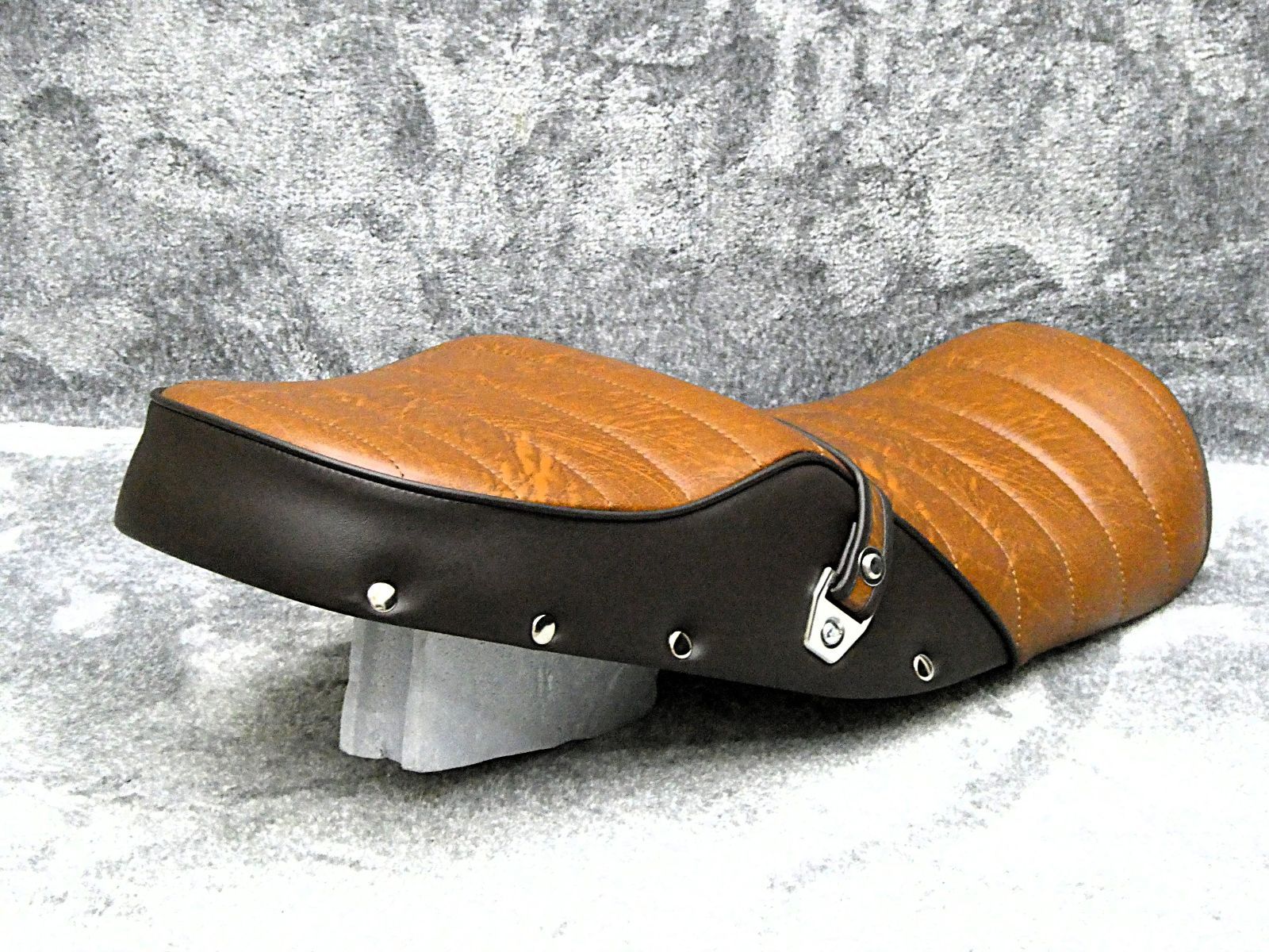 りゅー様/美品/ホンダCB400four NC36タックロールシート 鋲打ち CB400four NC36 鋲打ち 黒皮 タックロールシート /完成品BLACKブラック