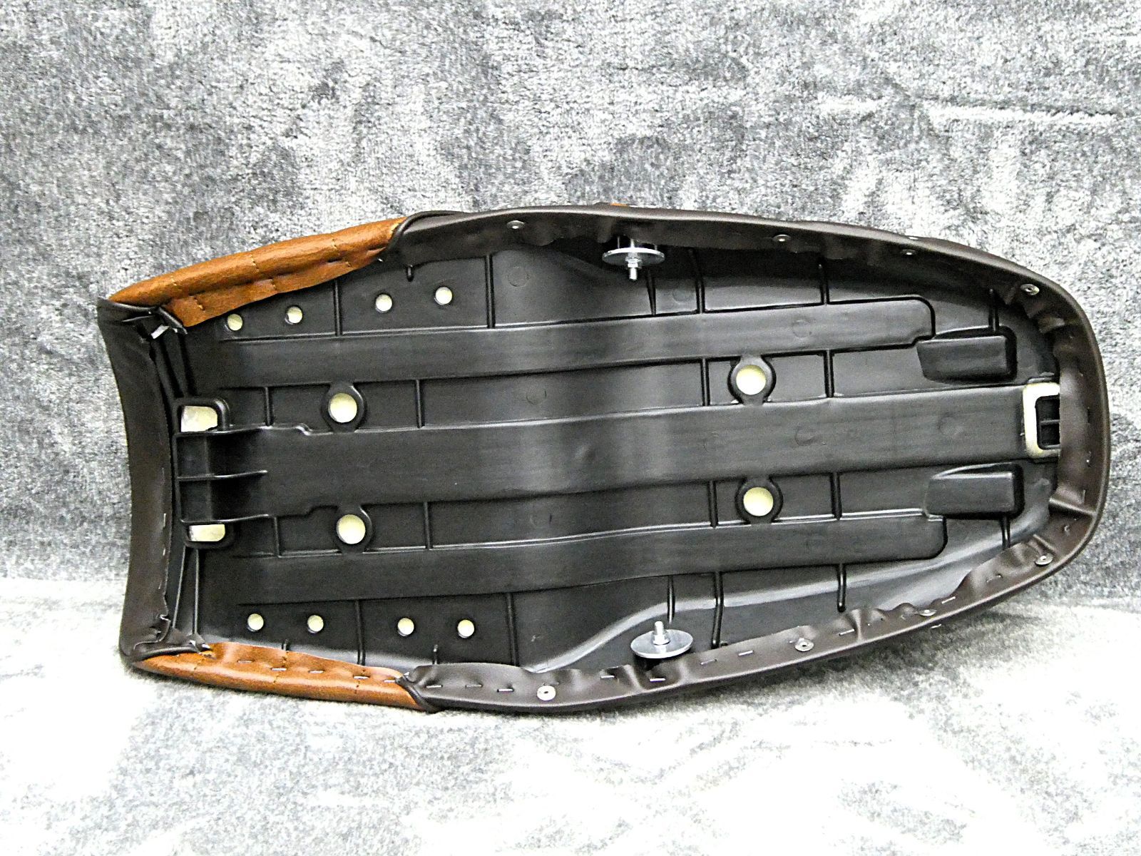 ＮＣ３６　鋲打ち 茶ツートン　タックロールシート/ブラウン CB400FOUR CB400four NC36鋲打ち 茶ツートン タックロールシート/完成品BROWN