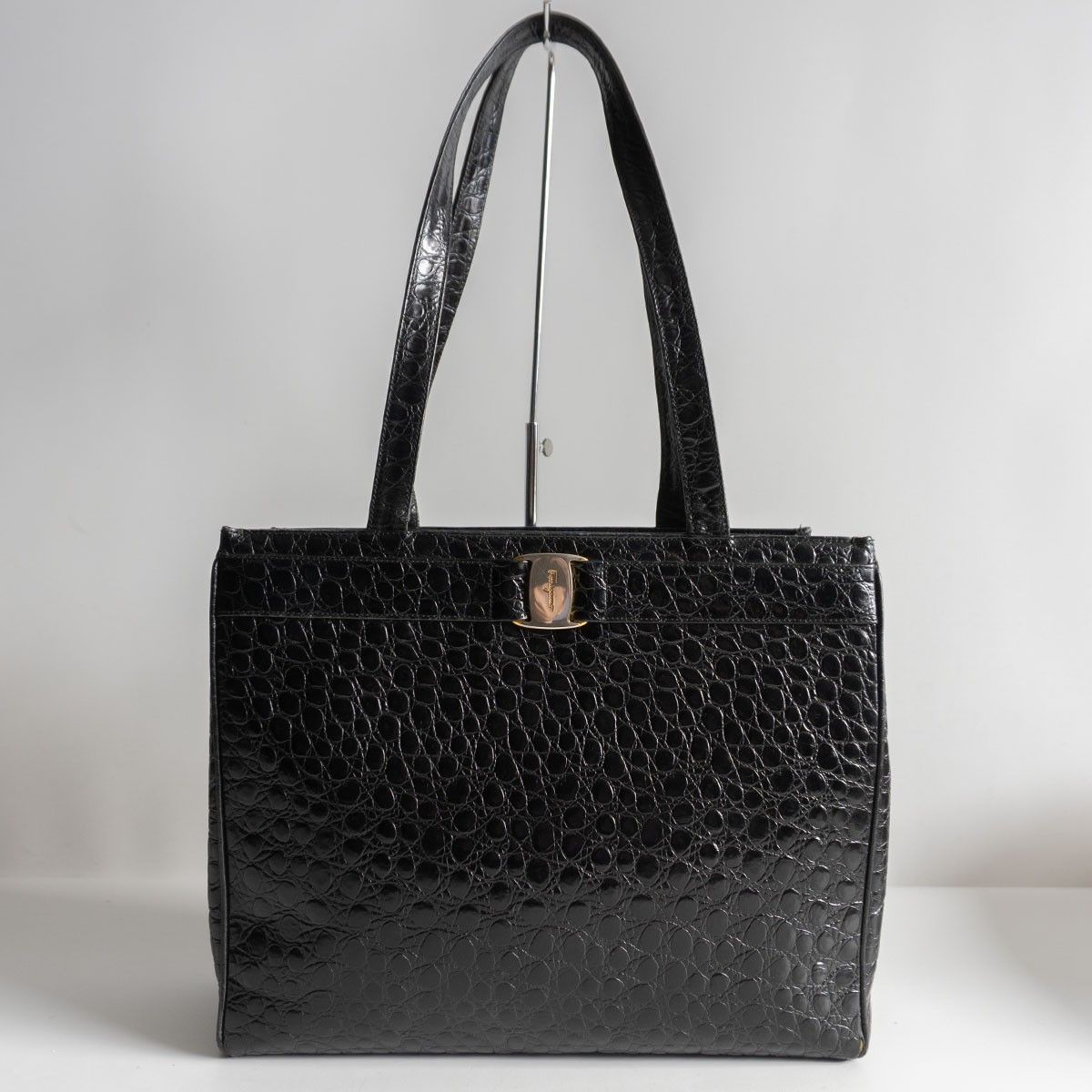 未使用品 Salvatore Ferragamo 黒 クロコ型押し 純正直営店 Ferragamo フェラガモ トートバッグ クロコ型押し ヴァラ