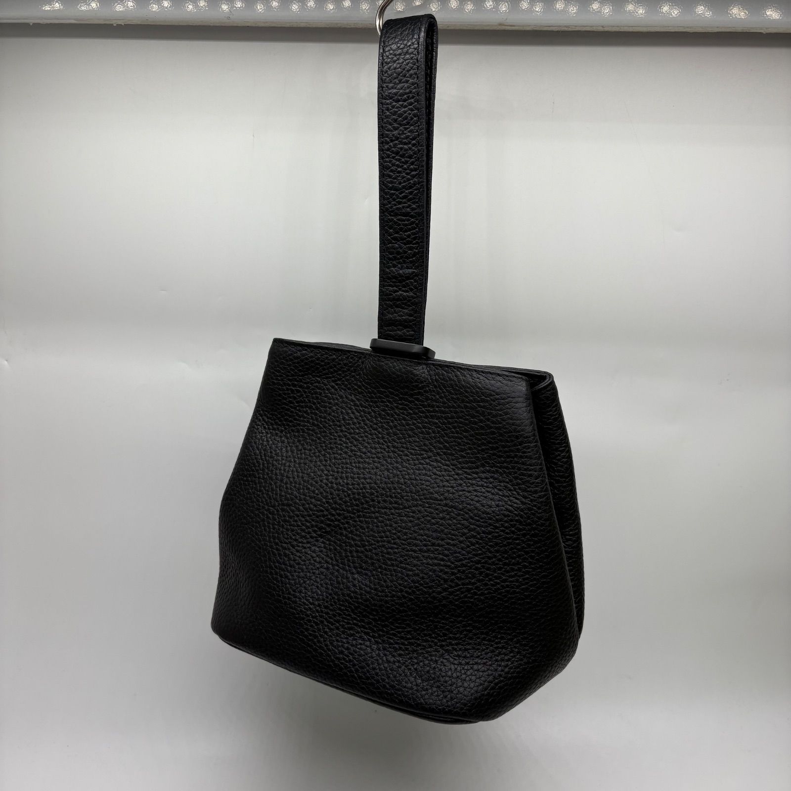 美品　HashTug ハッシュタグ　巾着　レザー　革 評価】ハッシュタグの巾着レザーバッグをレビューしてみた | 長財布マニア