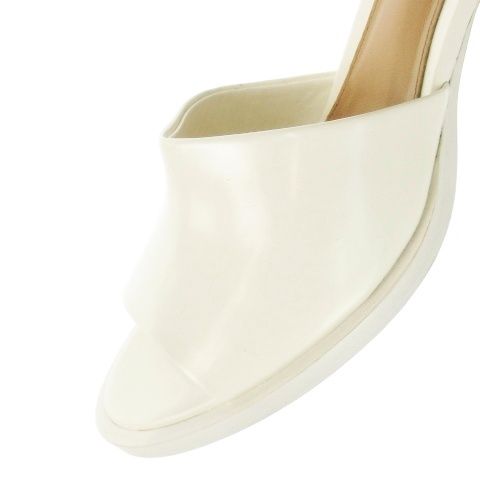 Kurara BOTTEGA VENETA ホワイトレザーサンダル Kurara 様専用BOTTEGA VENETA ホワイトレザーサンダル - メルカリ