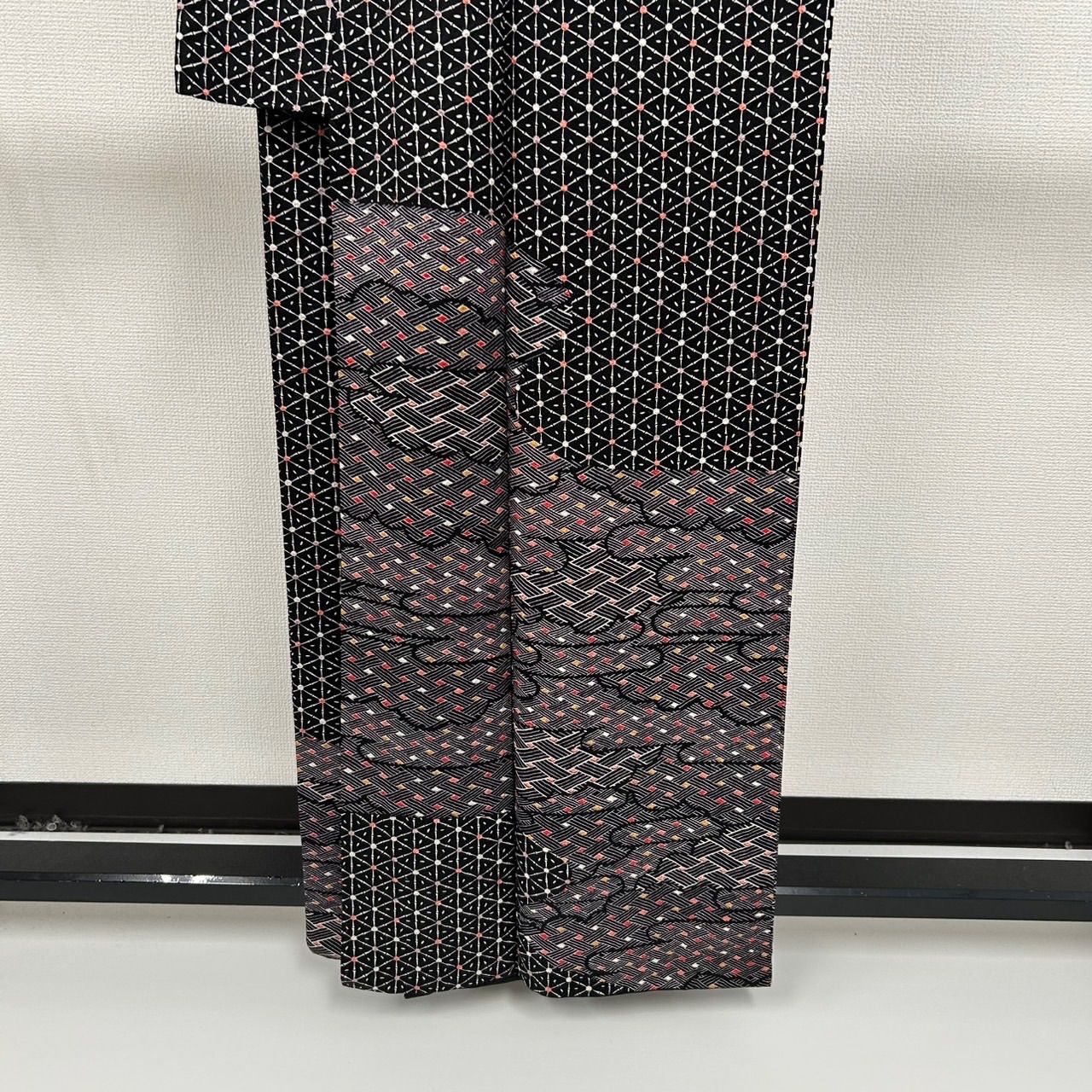 期間限定でお値下げしました！一味違うときめく装い 逸品 総柄小紋 正絹絞り 正絹 付下げ・訪問着レンタル 150001 黒総絞り 藤の花