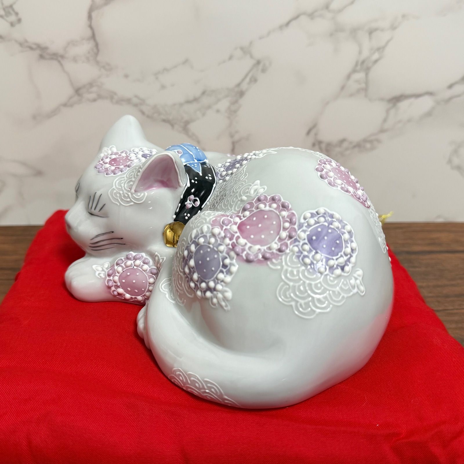 九谷焼】6号 眠り猫 花むらさき 座布団付き Kutani Ware Lucky Cat