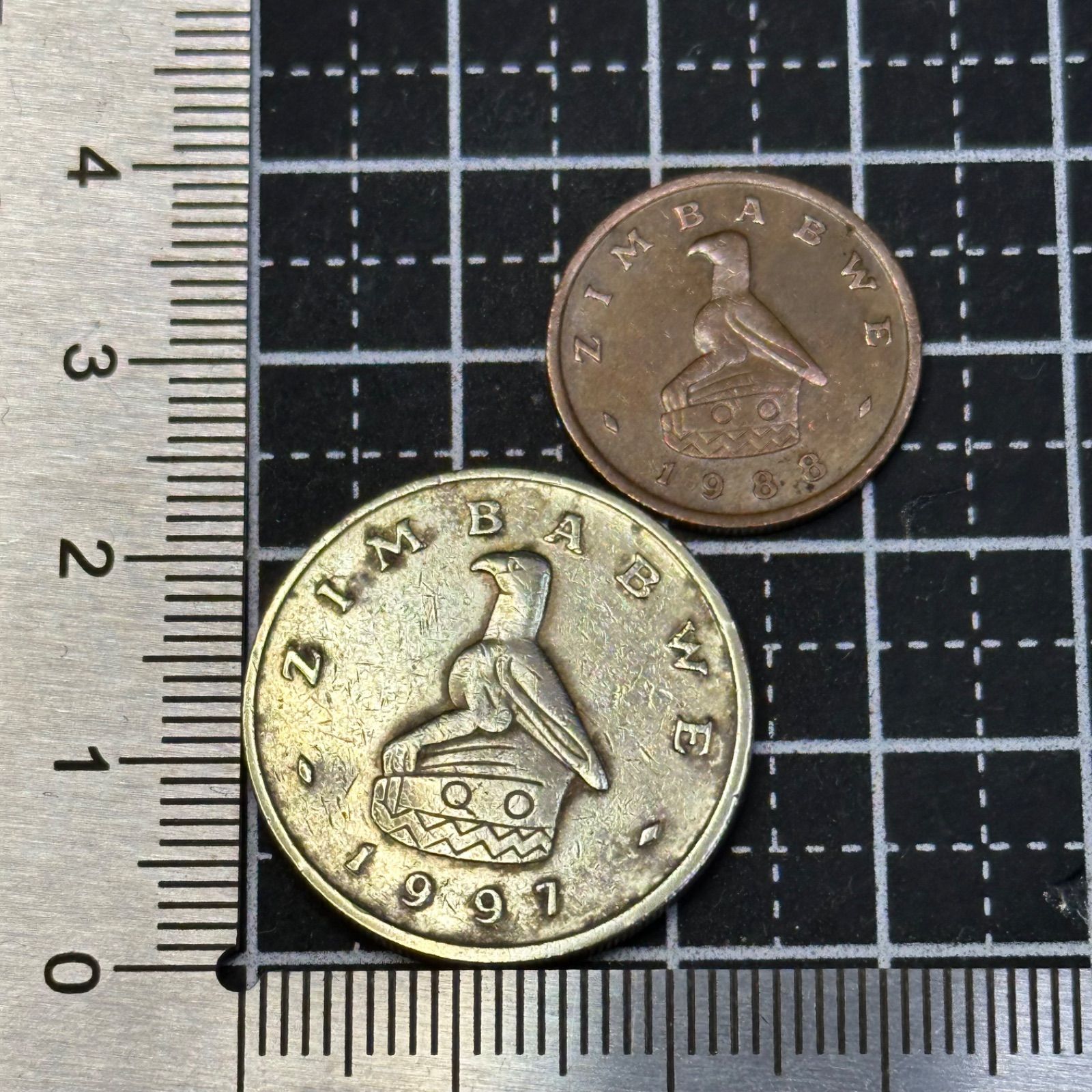 世界の旧貨幣】1988–1997年 ジンバブエ ドル貨 1セント＋2ドル 2枚セット／アフリカの象徴“ジンバブエ・バード”の系譜コイン 140 -  メルカリ