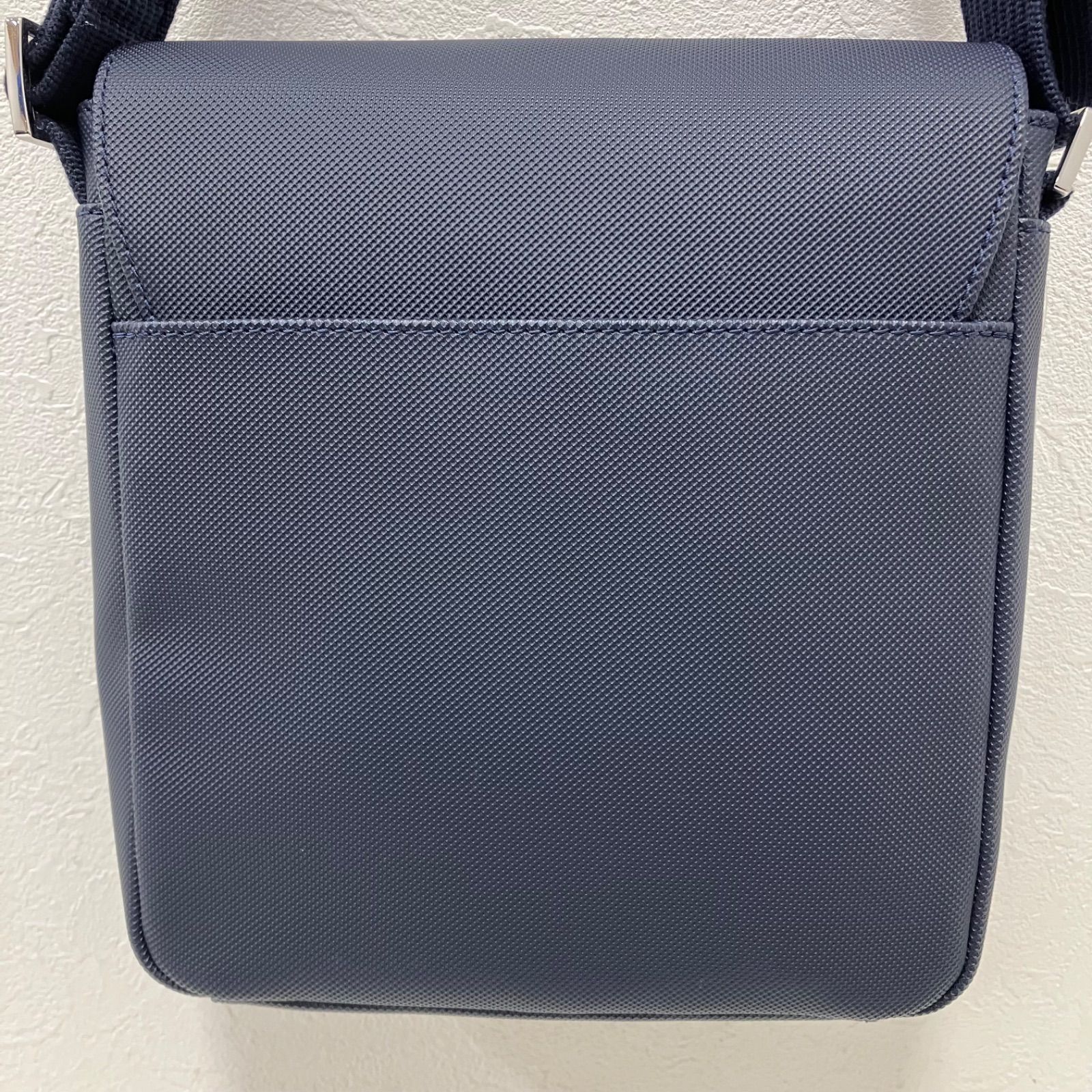 7915 LACOSTE ラコステ メンズクラシック スリムフラップサッチェル 