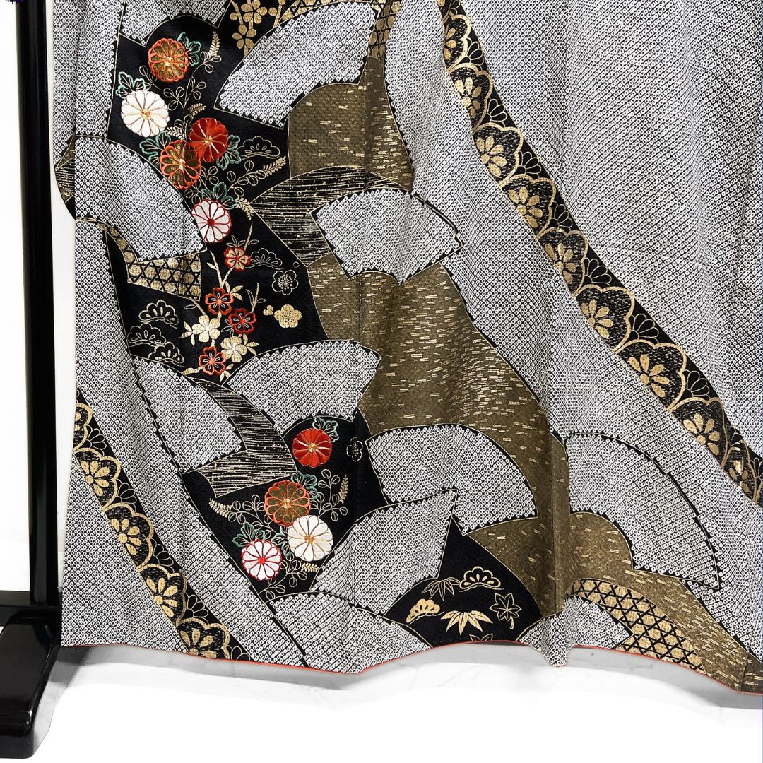 美品　総絞り　本絞り　松竹梅　金彩　駒刺繍　逸品　フルセット　振袖　振り袖 総絞りに金駒刺繍の振袖モノトーン着物