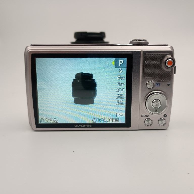 デジカメラ よりライカらしいデザインになったコンパクトデジカメ「ライカ D-LUX8 デジタルカメラ