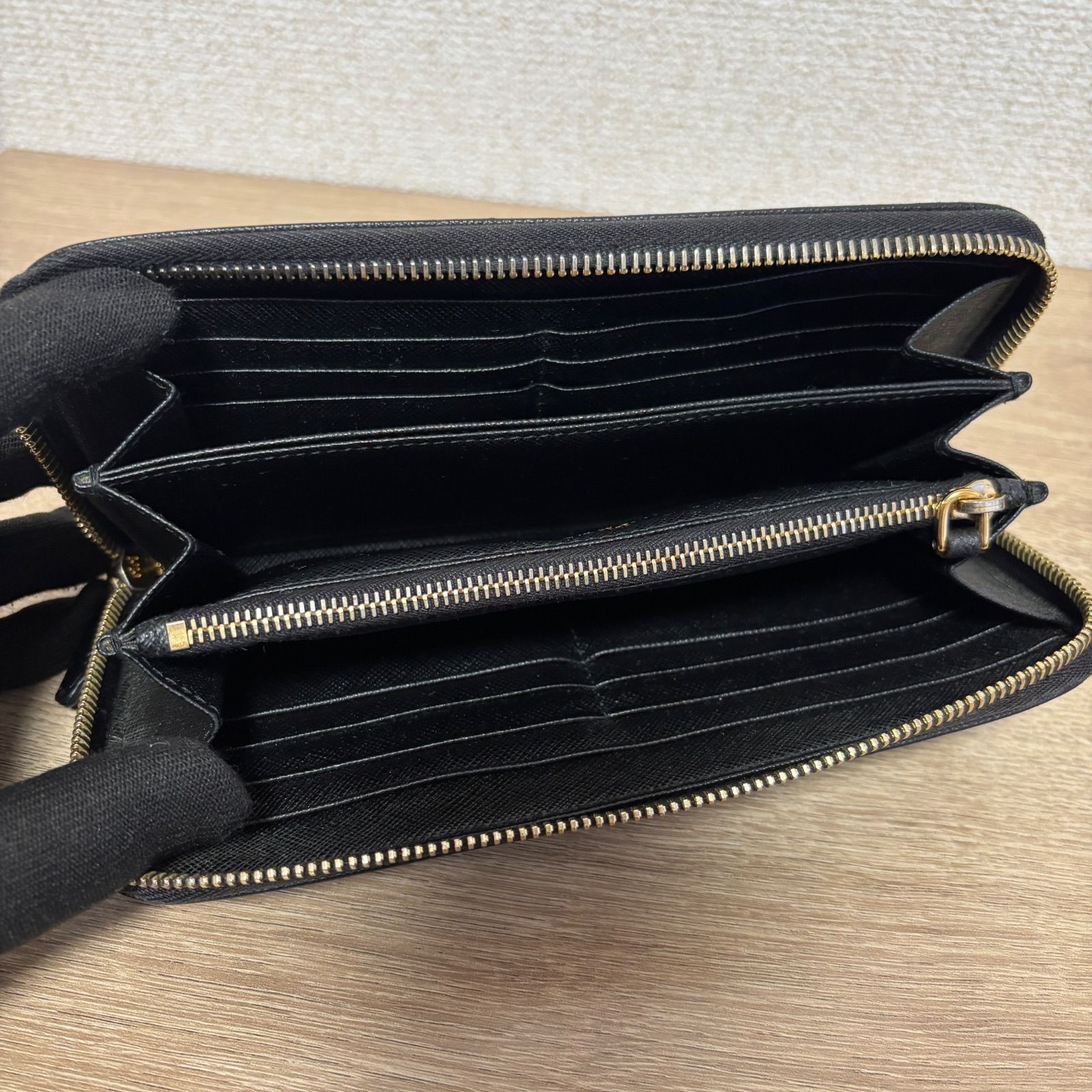 PRADA プラダ 長財布 三角ロゴ トライアングルプレート ラウンド