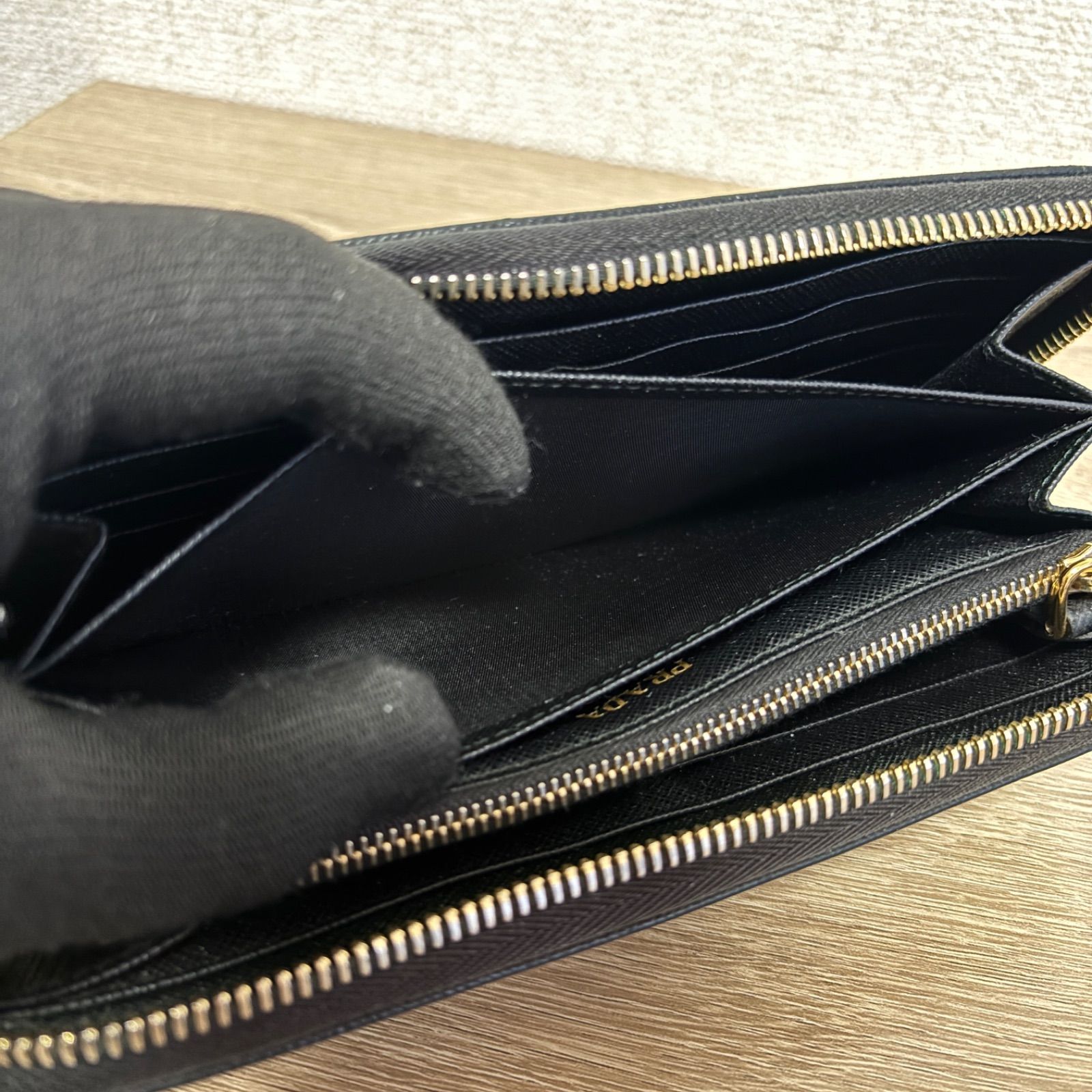 PRADA プラダ 長財布 三角ロゴ トライアングルプレート ラウンド