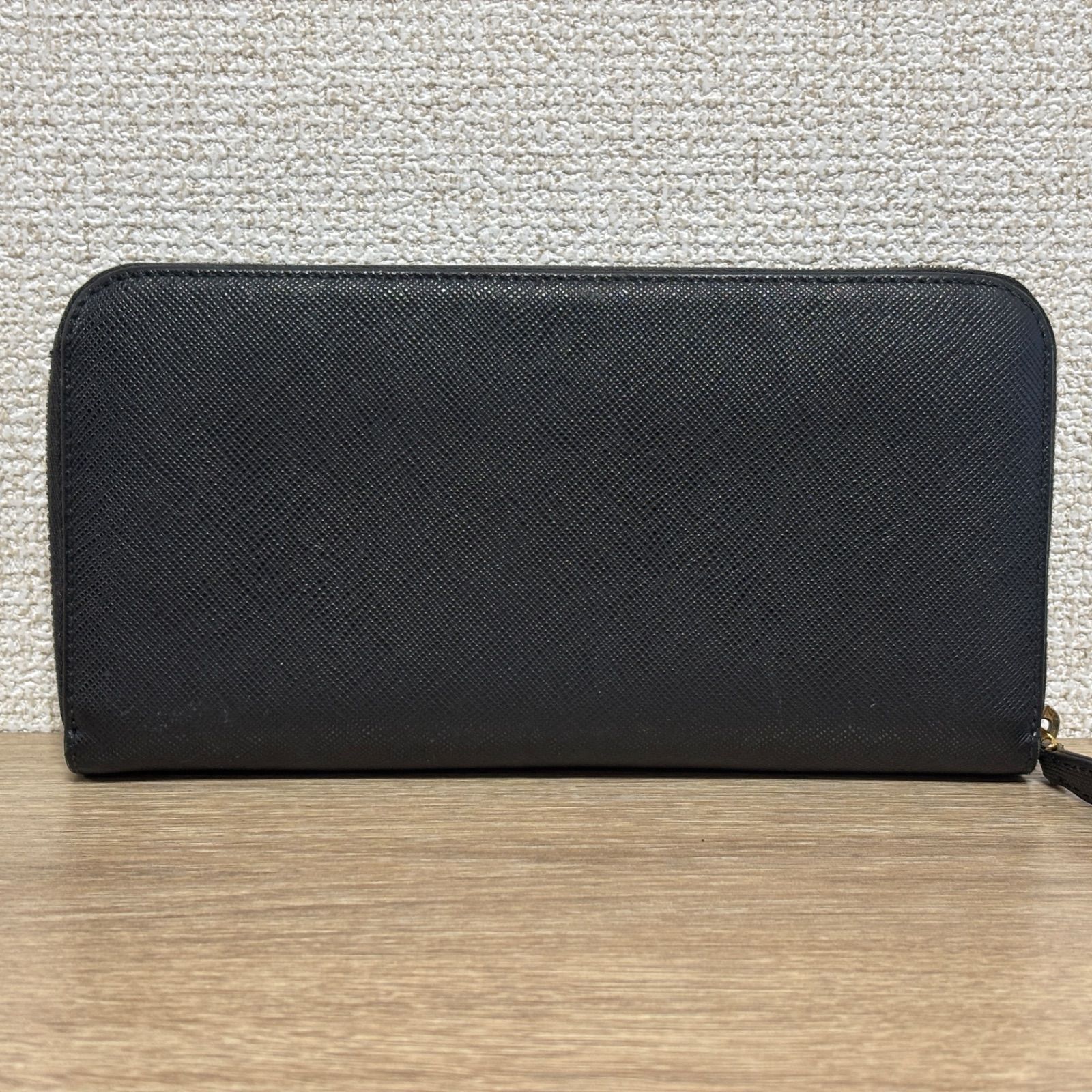 PRADA プラダ　長財布　ゴールドロゴ　ロングウォレット　黒　サフィアーノ PRADA プラダ 長財布 三角ロゴ トライアングルプレート ラウンド