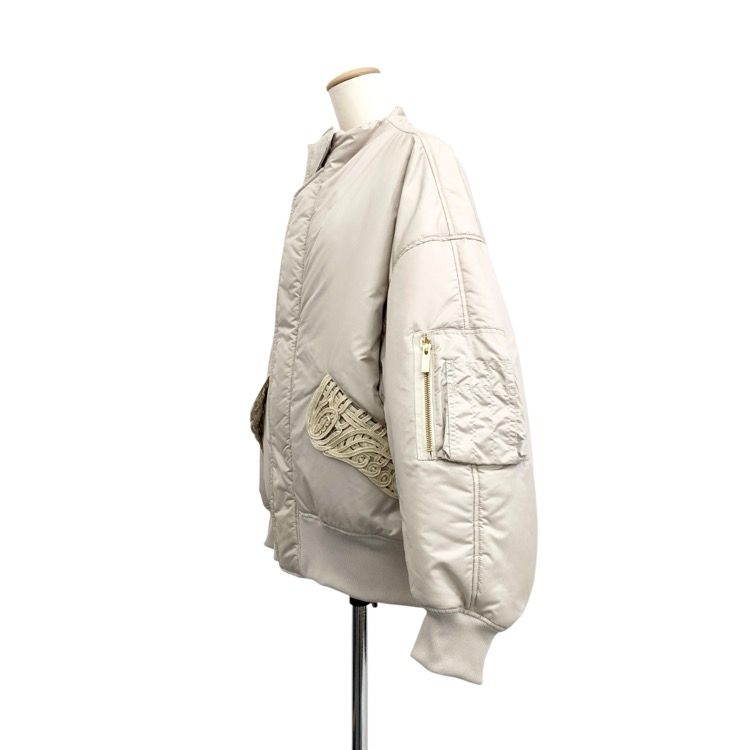 Mame Kurogouchi コーディング刺繍フライトジャケット エクリュ Mame Kurogouchi コーディング刺繍フライトジャケット エクリュ - メルカリ