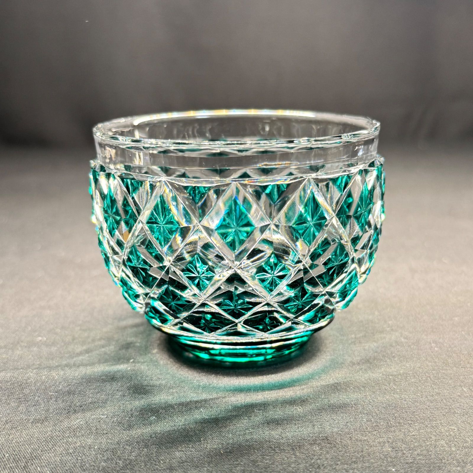 薩摩切子、緑色のガラス切子細工 木箱付き、尚古集成館 薩摩切子、緑色のガラス切子細工 木箱付き、尚古集成館 島津薩摩切子