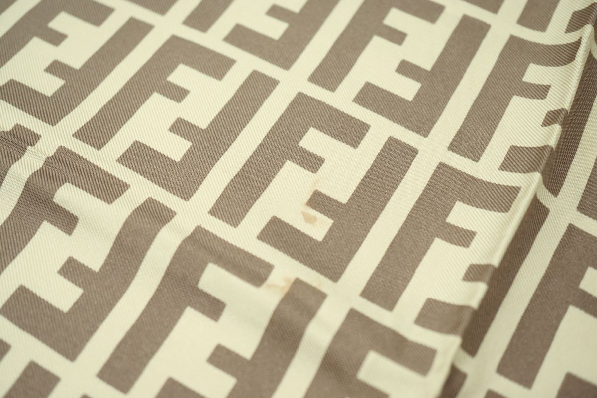 美品 FENDI ヴィンテージ スカーフ フェンディ ヴィンテージ ズッカ柄 大判 スカーフ シルク100% FFロゴ