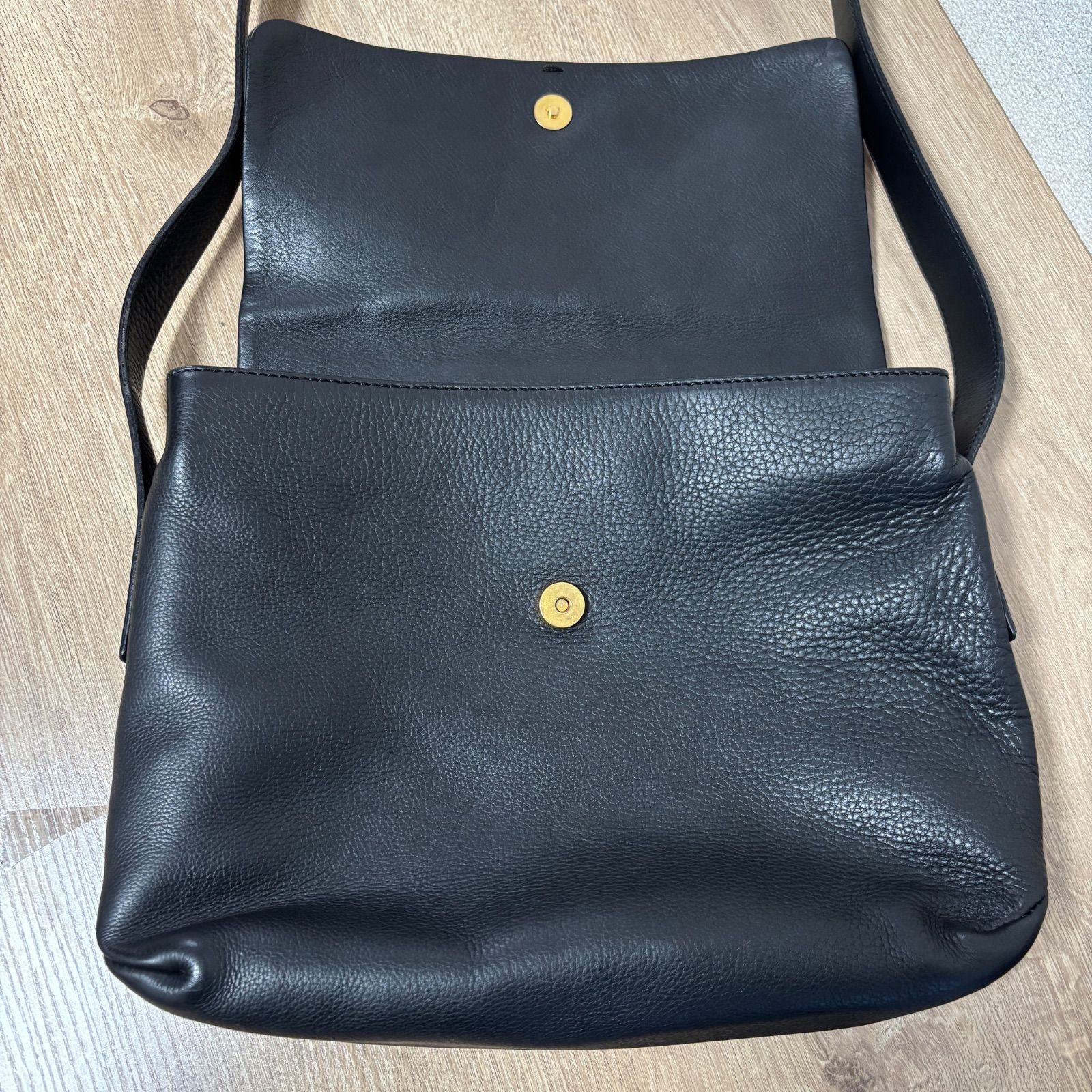 HIROFU ヒロフ ショルダーバッグ レザー 本革 ブラック 黒 フラップ