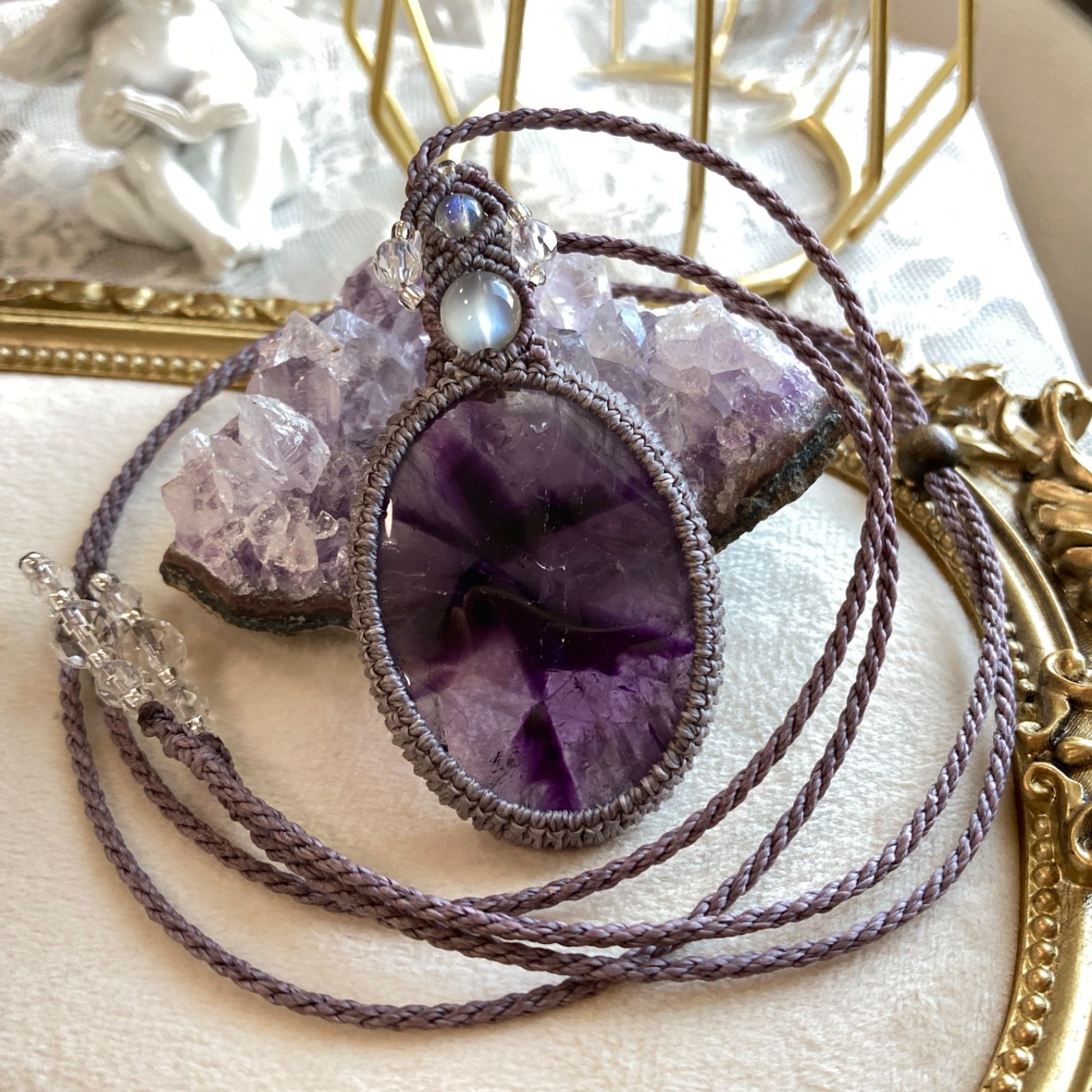 トラピッチェ模様アメジスト・大きめサイズ マクラメネックレス 金属