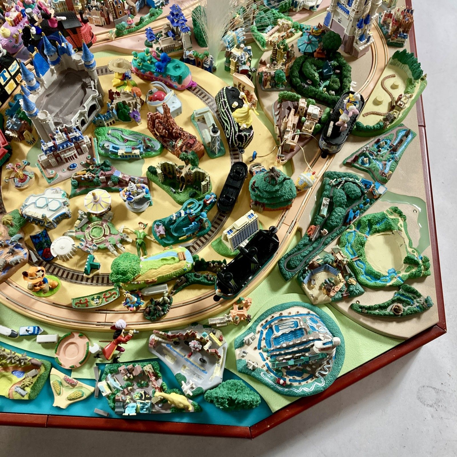 大特価　デアゴスティーニ　ディズニーパレード　ワールドリゾート　ジオラマ デアゴスティーニ ディズニーパレード ワールドリゾート フロリダ