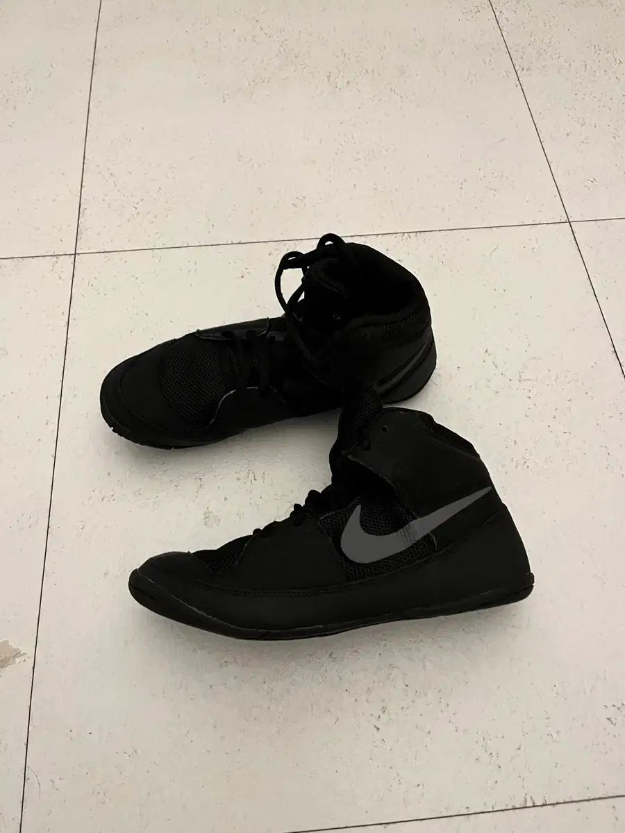 ナイキ フューリー ボクシング レスリングシューズ - メルカリ