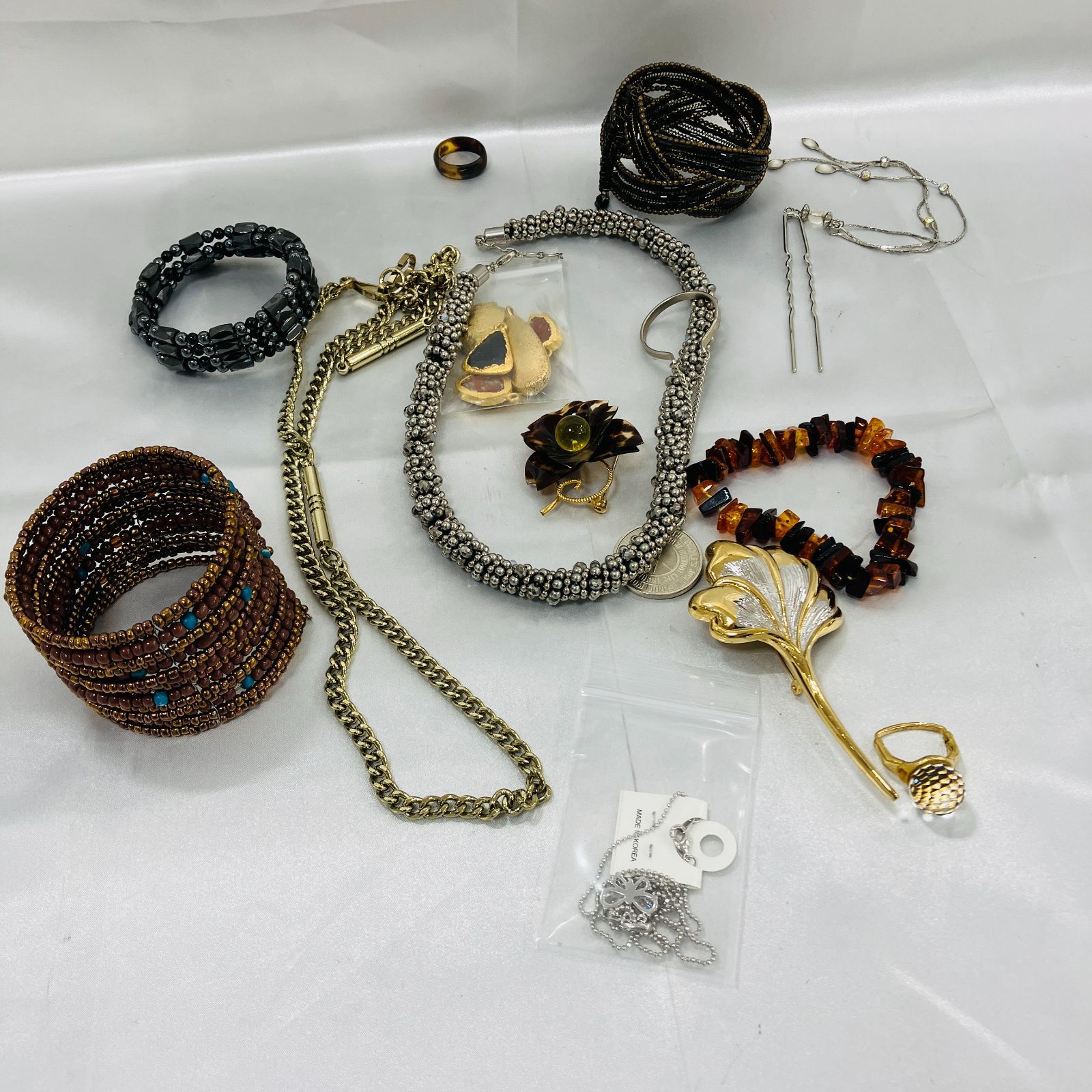 大量アクセサリー　まとめ売り　ネックレス　ブローチ　ブレス　(12) 大量アクセサリー まとめ売り ネックレス ブローチ ブレス (12) 2025年