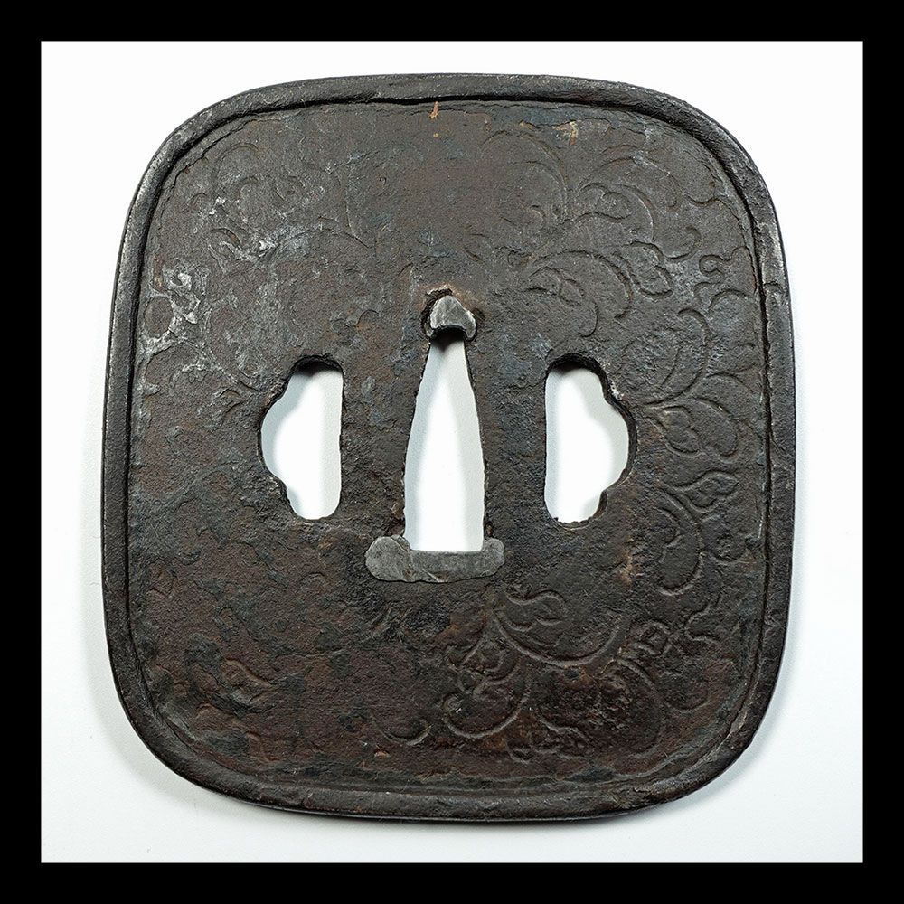 題目鐔　鉄地竪丸形経文鐔　南無妙法蓮華経　無銘　銀象嵌　片櫃孔　角耳小肉　法華経 題目鐔 鉄地竪丸形経文鐔 南無妙法蓮華経 無銘 銀象嵌