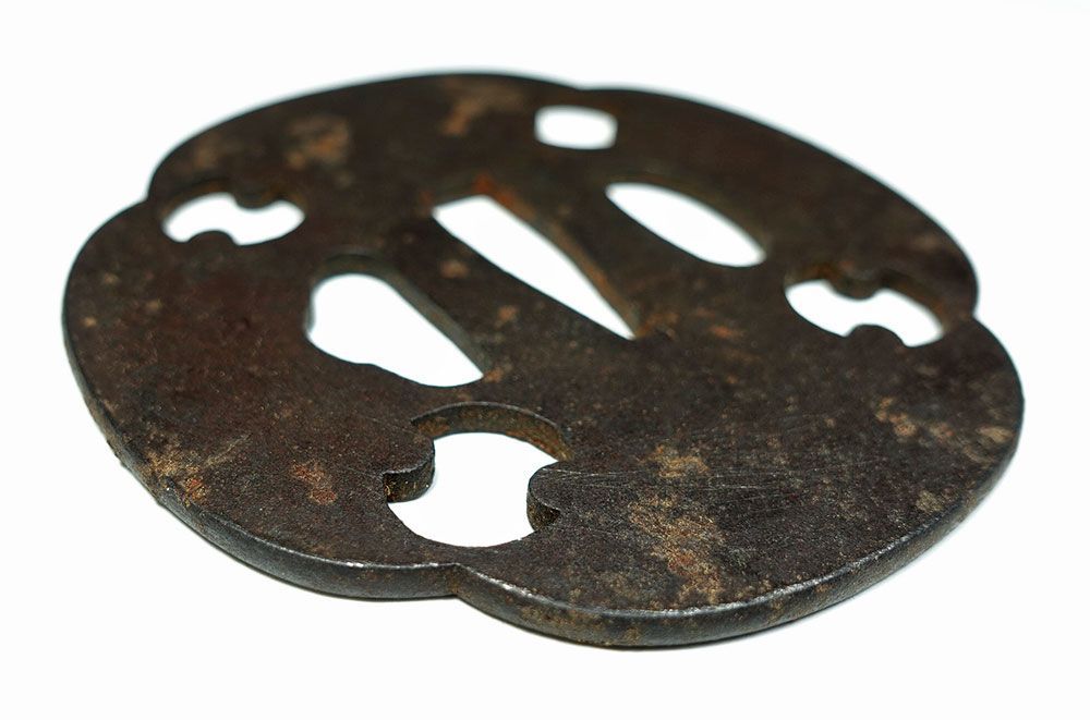 甲冑師鐔　無銘　打ち返し耳　巴透かし柄　鉄地　江戸初期 日本刀 販売品 銀座長州屋 古甲冑師・林又七