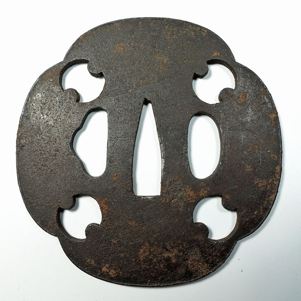 甲冑師鐔　無銘　打ち返し耳　巴透かし柄　鉄地　江戸初期 甲冑師鐔 無銘 打ち返し耳 巴透かし柄 鉄地 江戸初期