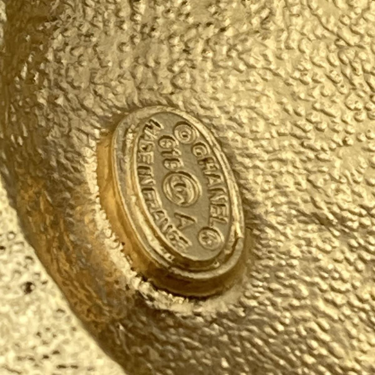 CHANEL(シャネル) ブローチ美品 - ゴールド スカラベ - メルカリ
