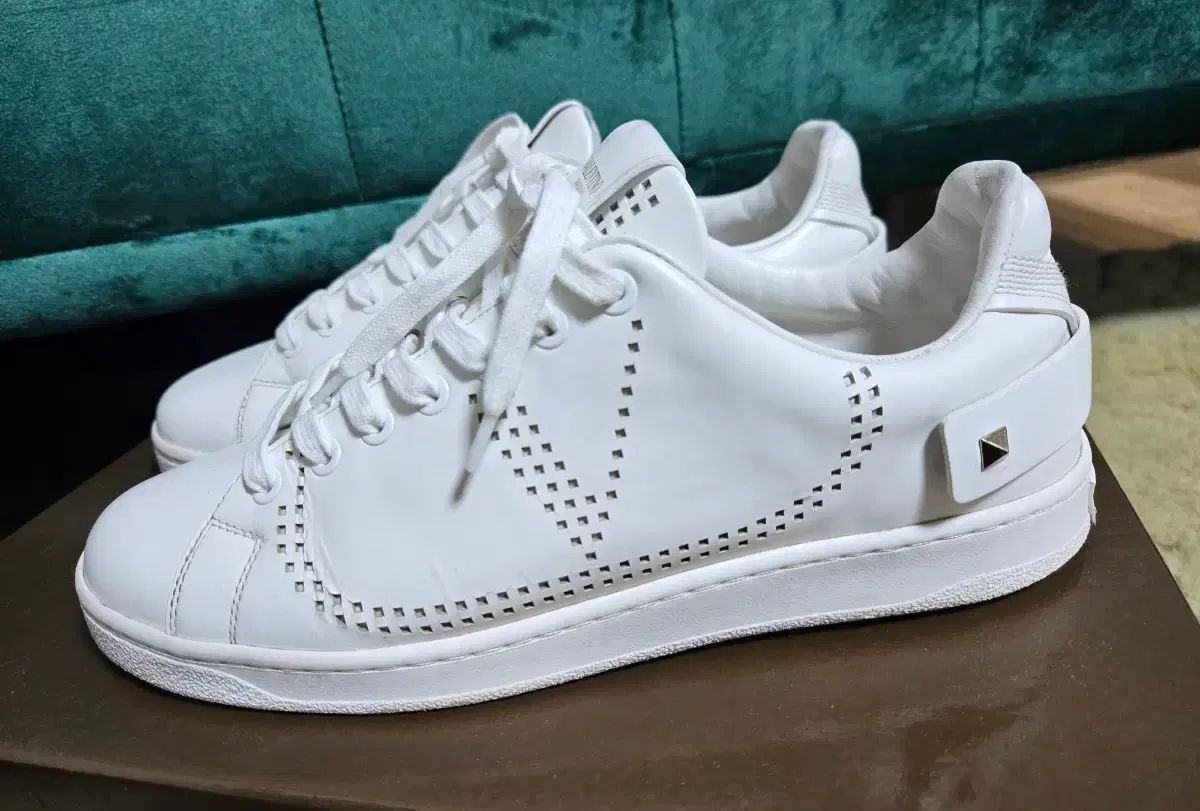 ヴァレンティノ・ガラヴァーニ スタッズ スニーカー 40サイズ - メルカリ