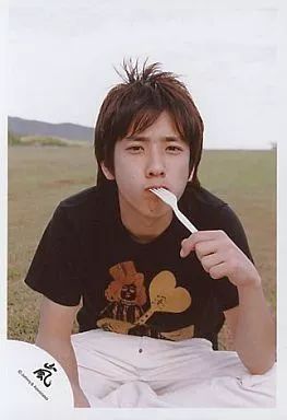 中古】生写真(ジャニーズ) 嵐/二宮和也/座る/Tシャツ黒/左手フォーク