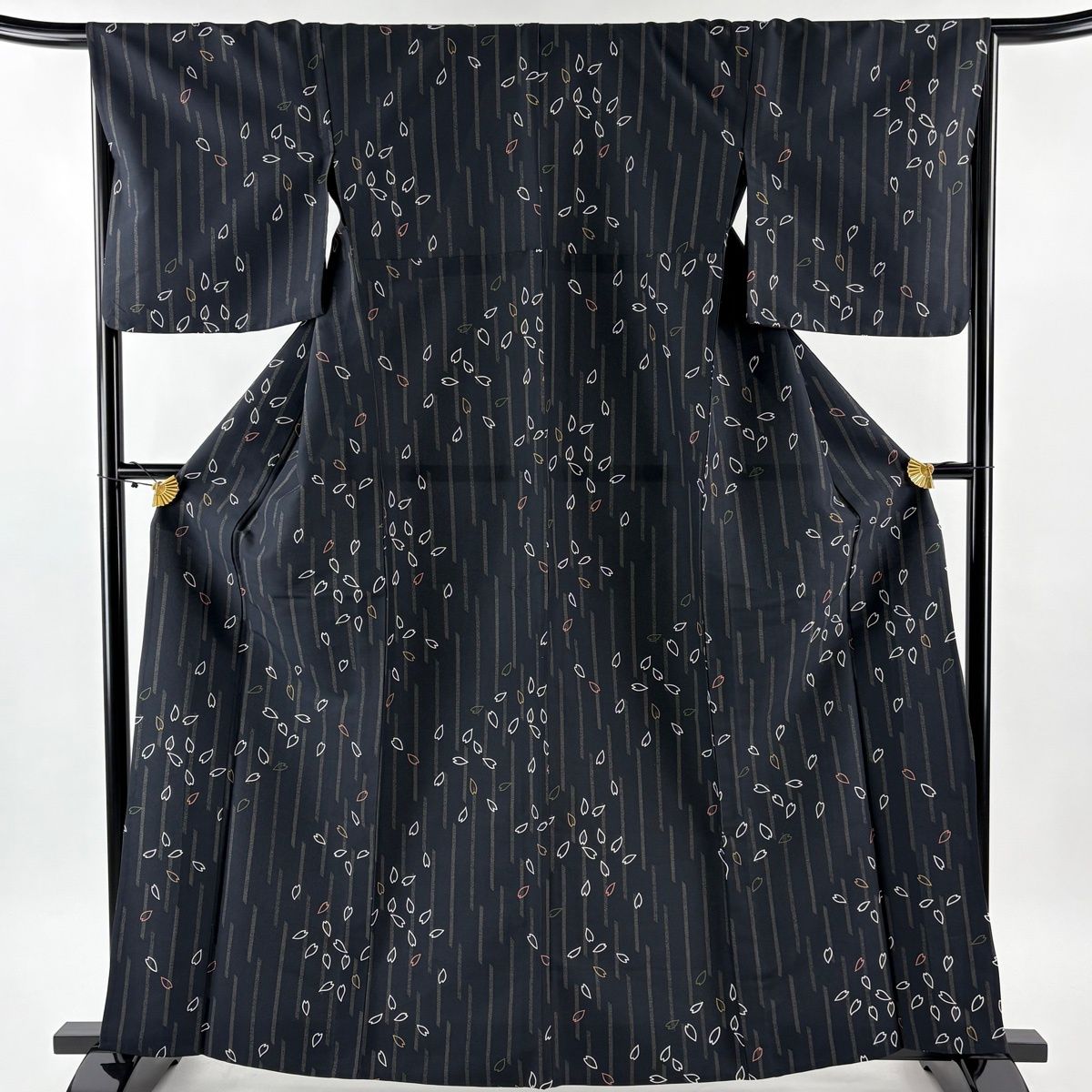 小紋 身丈161cm 裄丈68cm L 単衣 洗える着物 縞 花びら 黒 化繊 優品