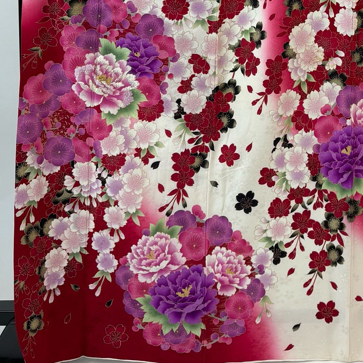 振袖 身丈170cm 裄丈67cm M 袷 牡丹 桜 刺繍 金彩 クリーム 正絹 名品