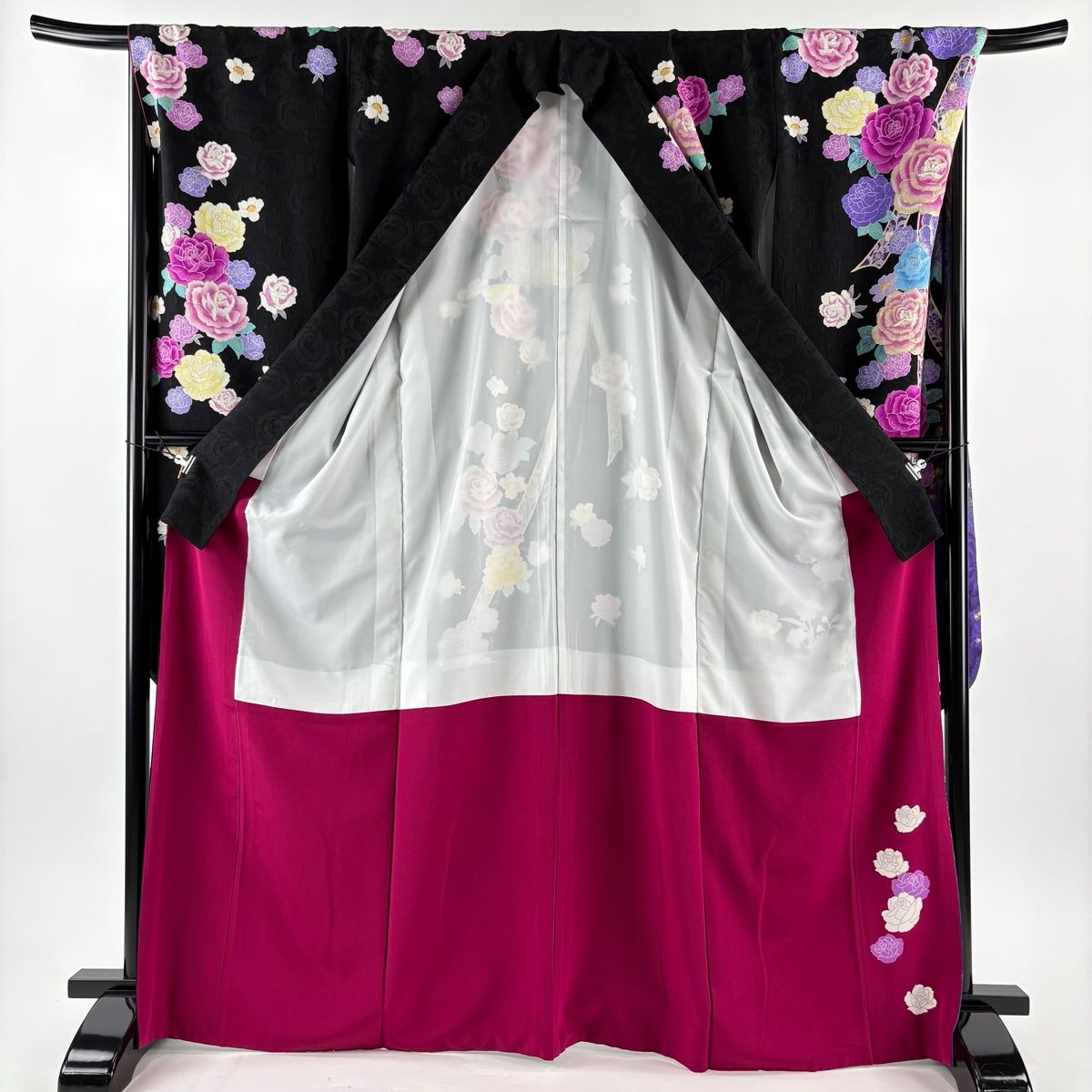 振袖　バラ　美品　黒地　刺繍　￼cantare 振袖ネットレンタル：白にバラ】無地に黒のベロアやレースがアクセント