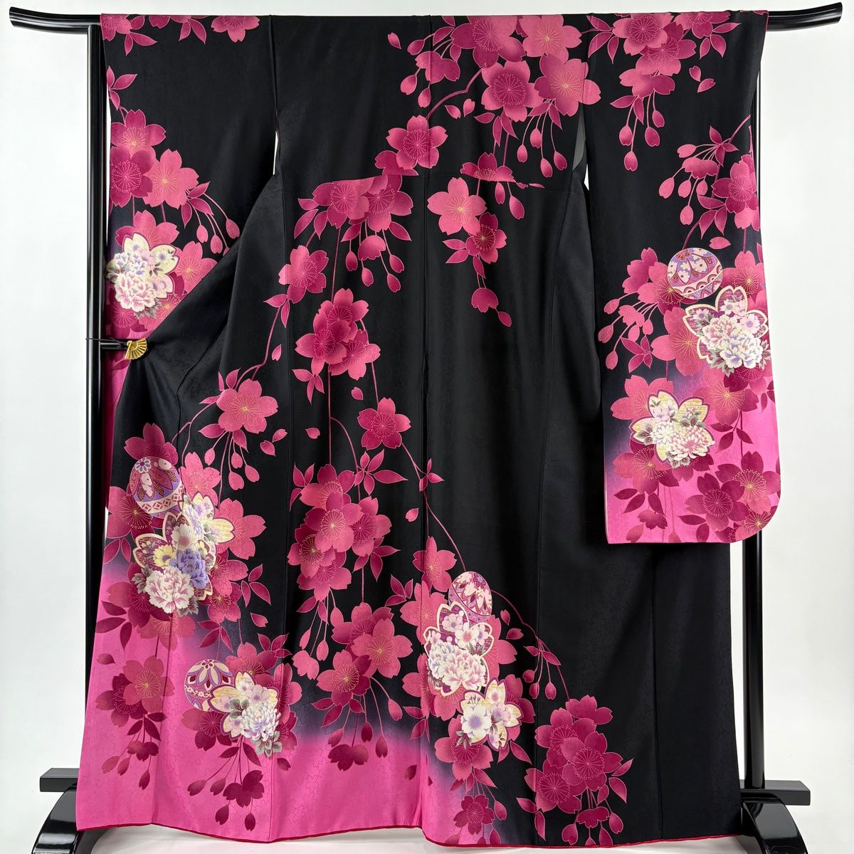 美品】 振袖 身丈167.5cm 裄丈66cm M 袷 桜 鞠 金彩 ぼかし 黒 正絹