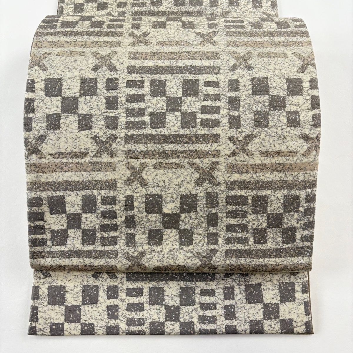 美品】 袋帯 逸品 落款 証紙 牛首紬地 幾何学模様 灰茶 全通 正絹