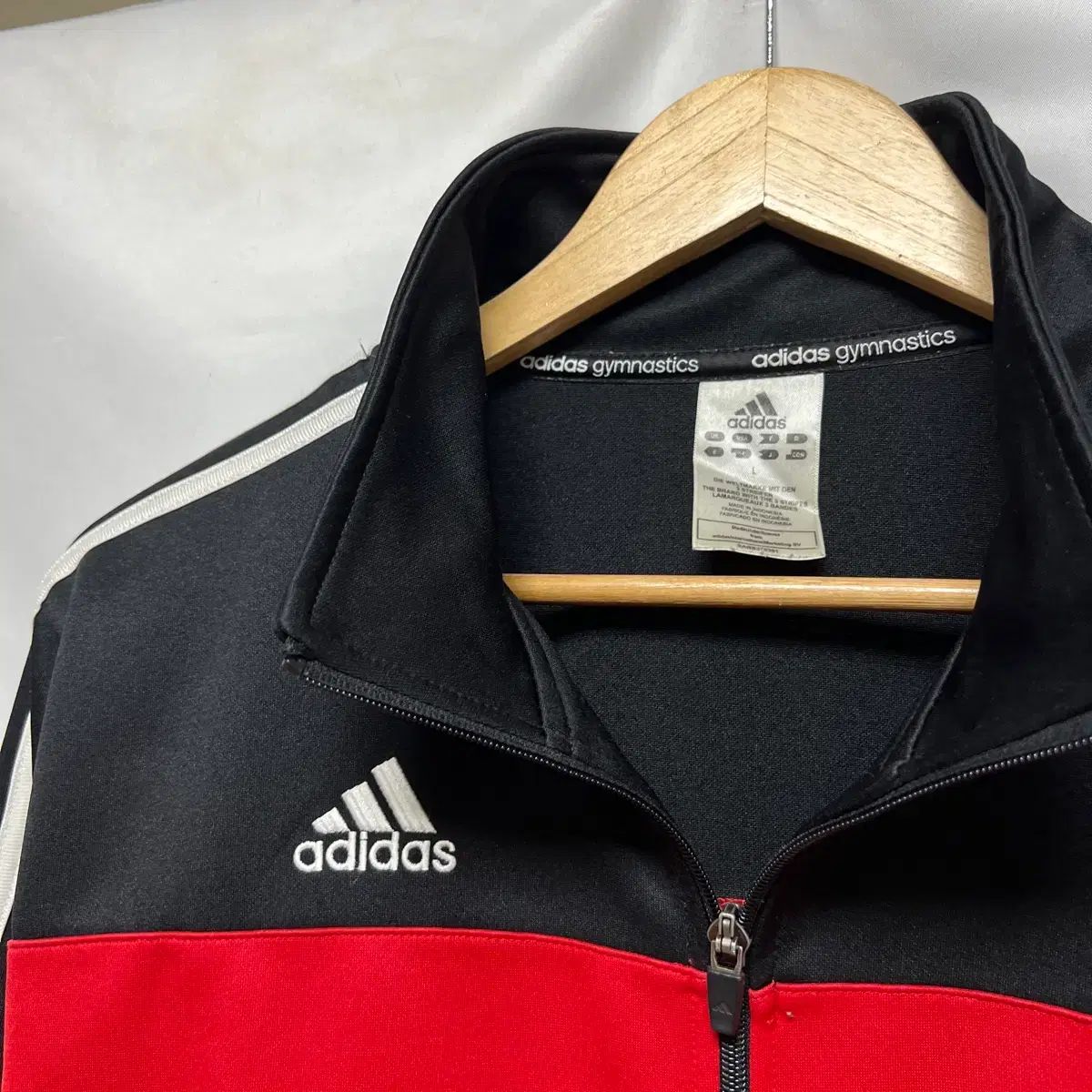 adidas フード付きジャージ セットアップ ブラック/レッド ヨーロッパ adidas フード付きジャージ セットアップ ブラック/レッド ヨーロッパ