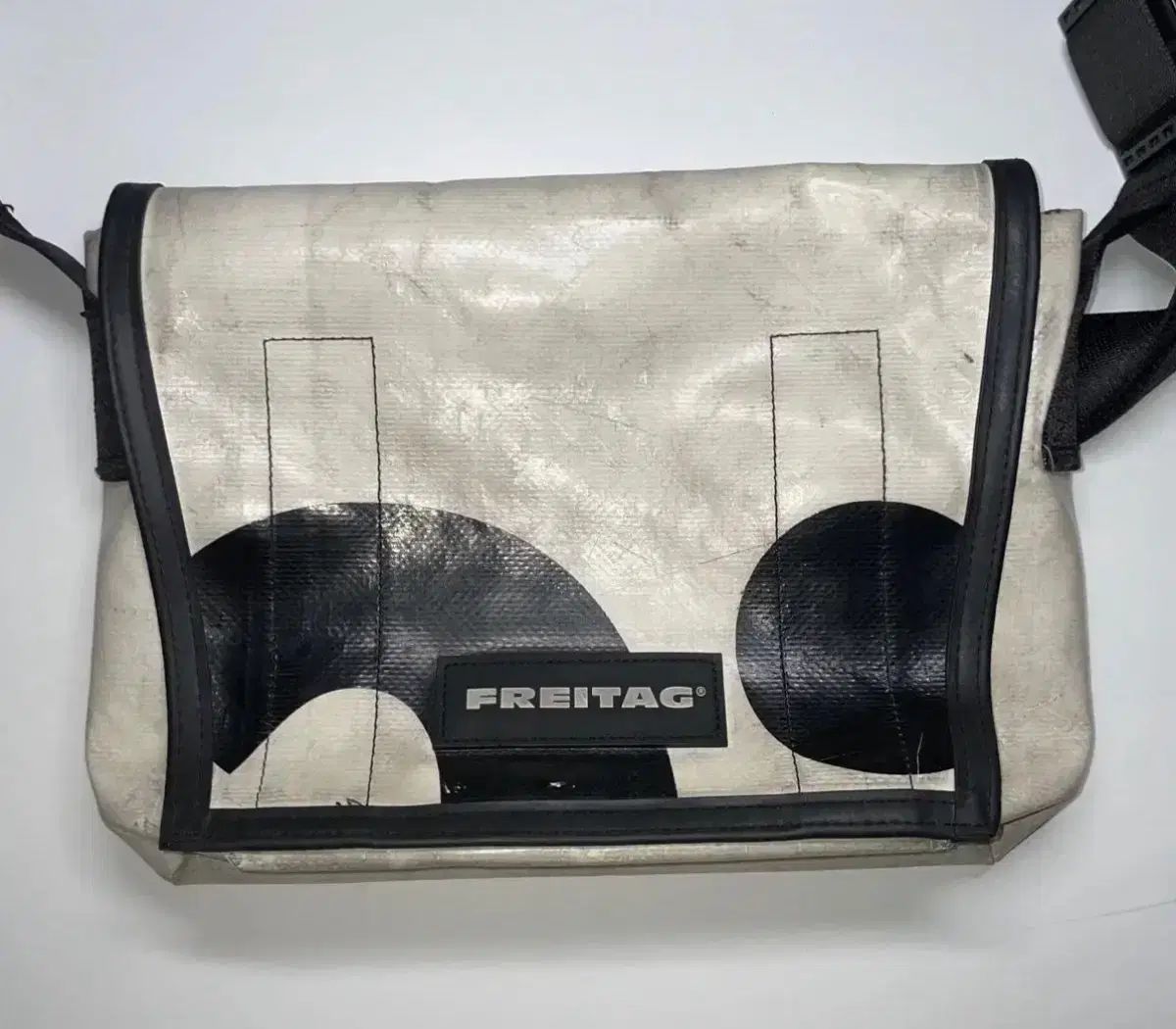 FREITAG フライターグ　ラッシー　白黒　美品 FREITAG ラッシー 白黒 - メルカリ